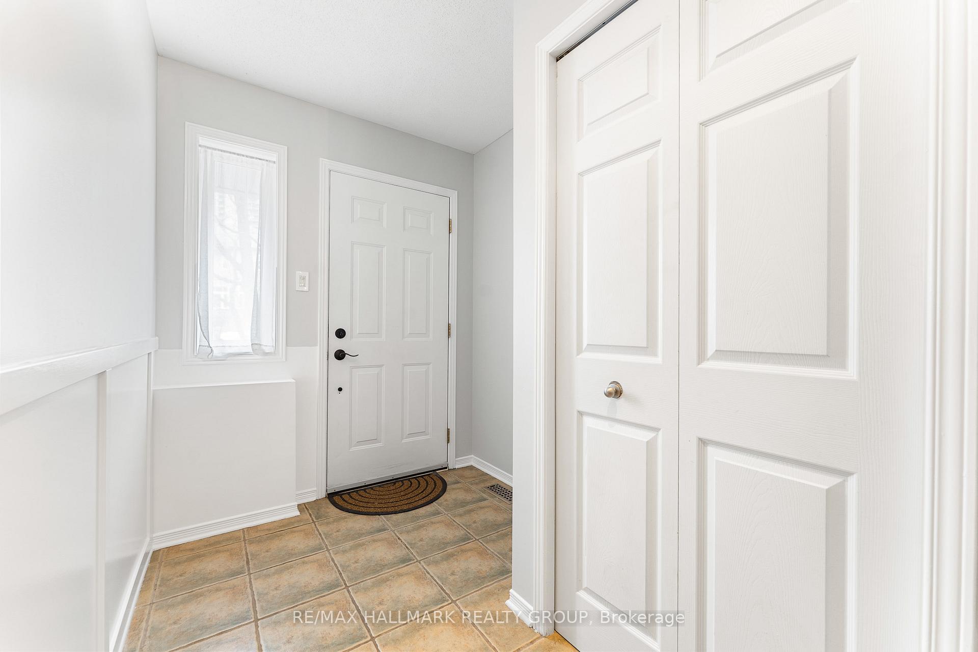 Photo 3 of 69 Highwood Private, Ottawa, Viscount Alexander Park — HOMEH