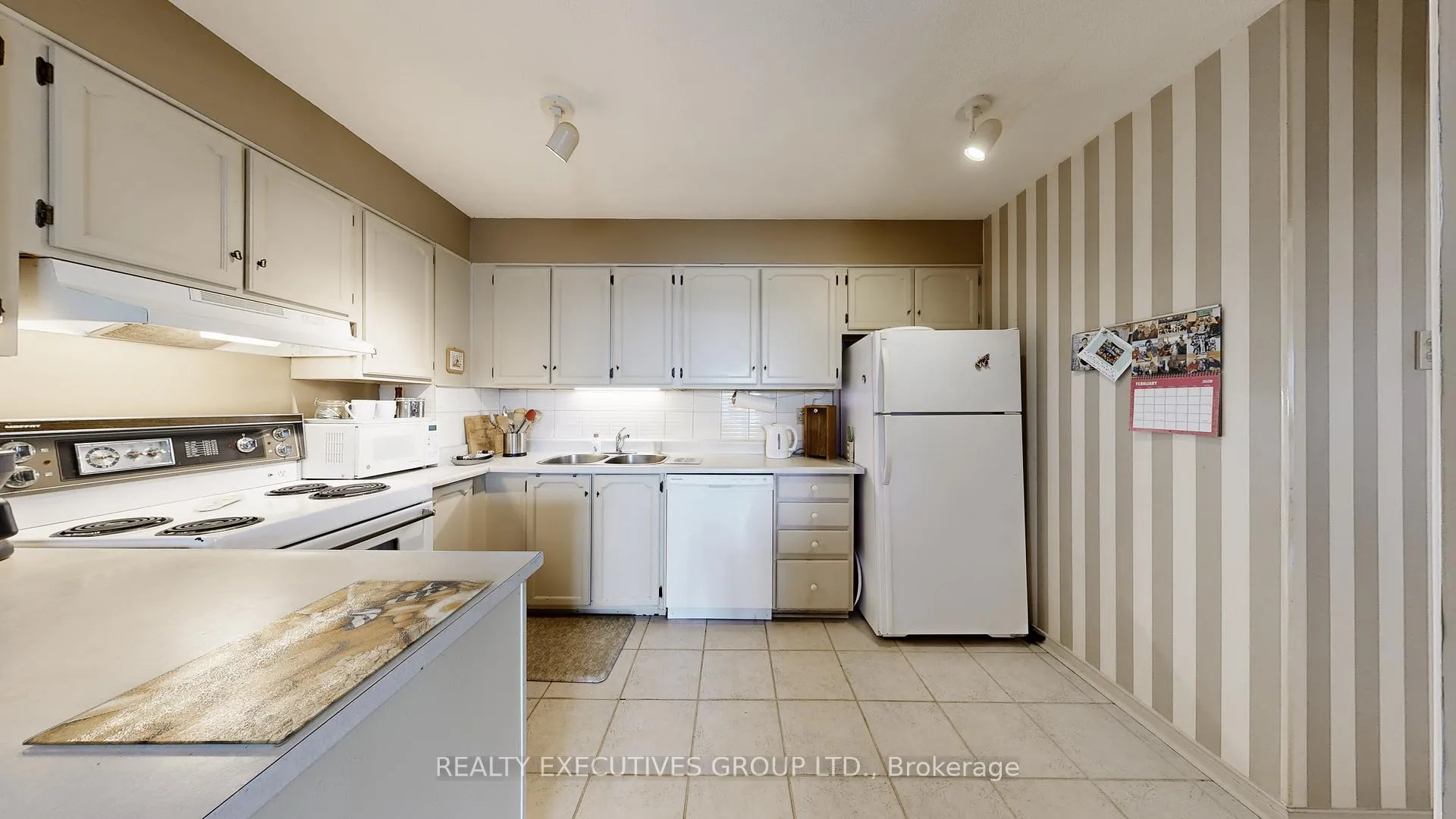 Photo 10 of Unit 905, 8111 Yonge Street, Markham, Royal Orchard — HOMEH