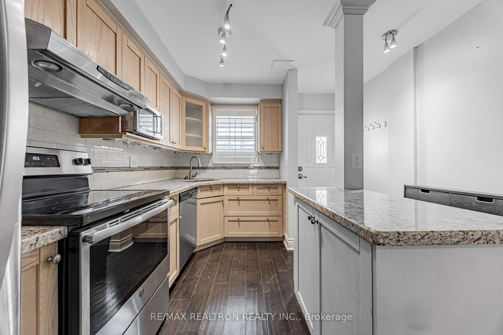 Photo 5 of Unit 2, 101 Glen Manor Drive, Toronto, The Beaches — HOMEH