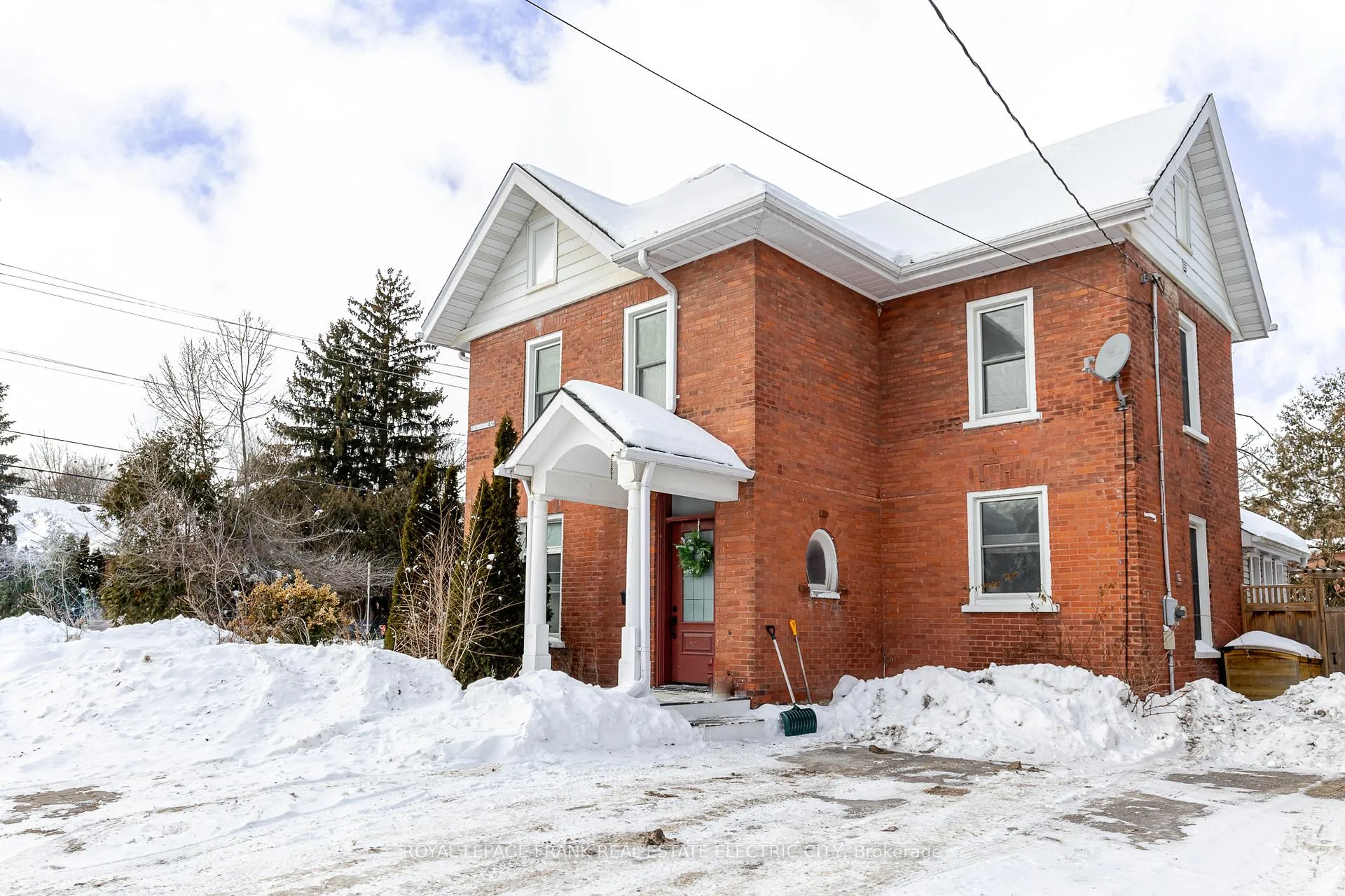 Photo 2 of 598 Sherbrooke Street, Peterborough, Town Ward 3 — HOMEH
