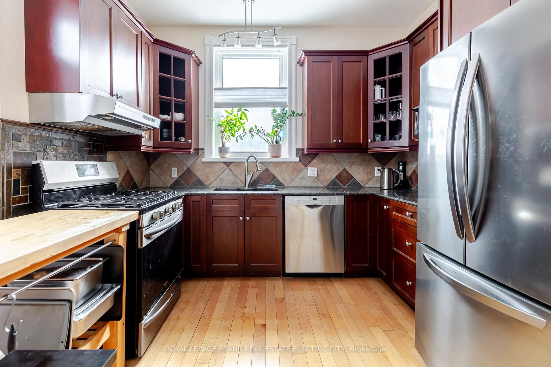 Photo 19 of 598 Sherbrooke Street, Peterborough, Town Ward 3 — HOMEH