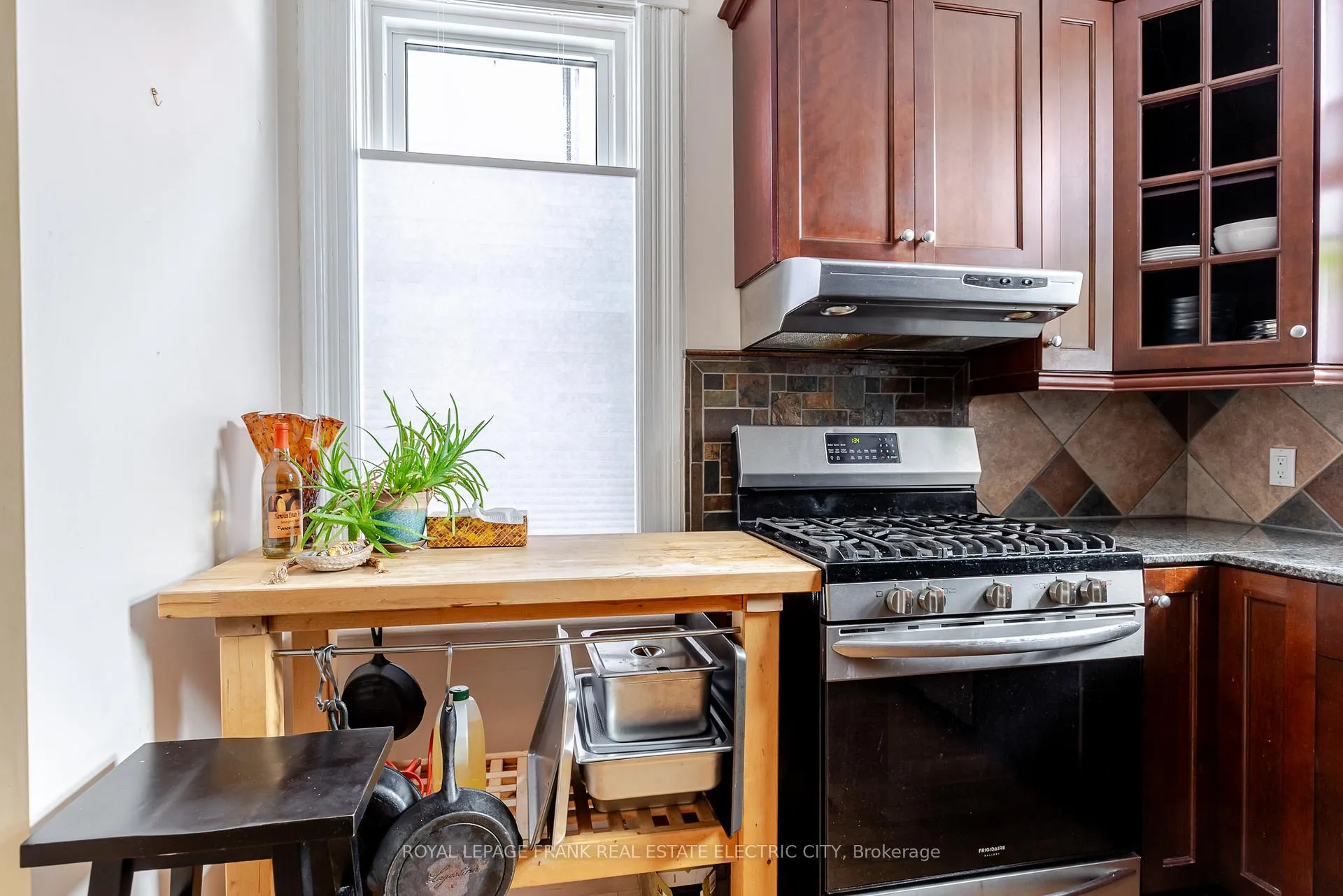 Photo 20 of 598 Sherbrooke Street, Peterborough, Town Ward 3 — HOMEH