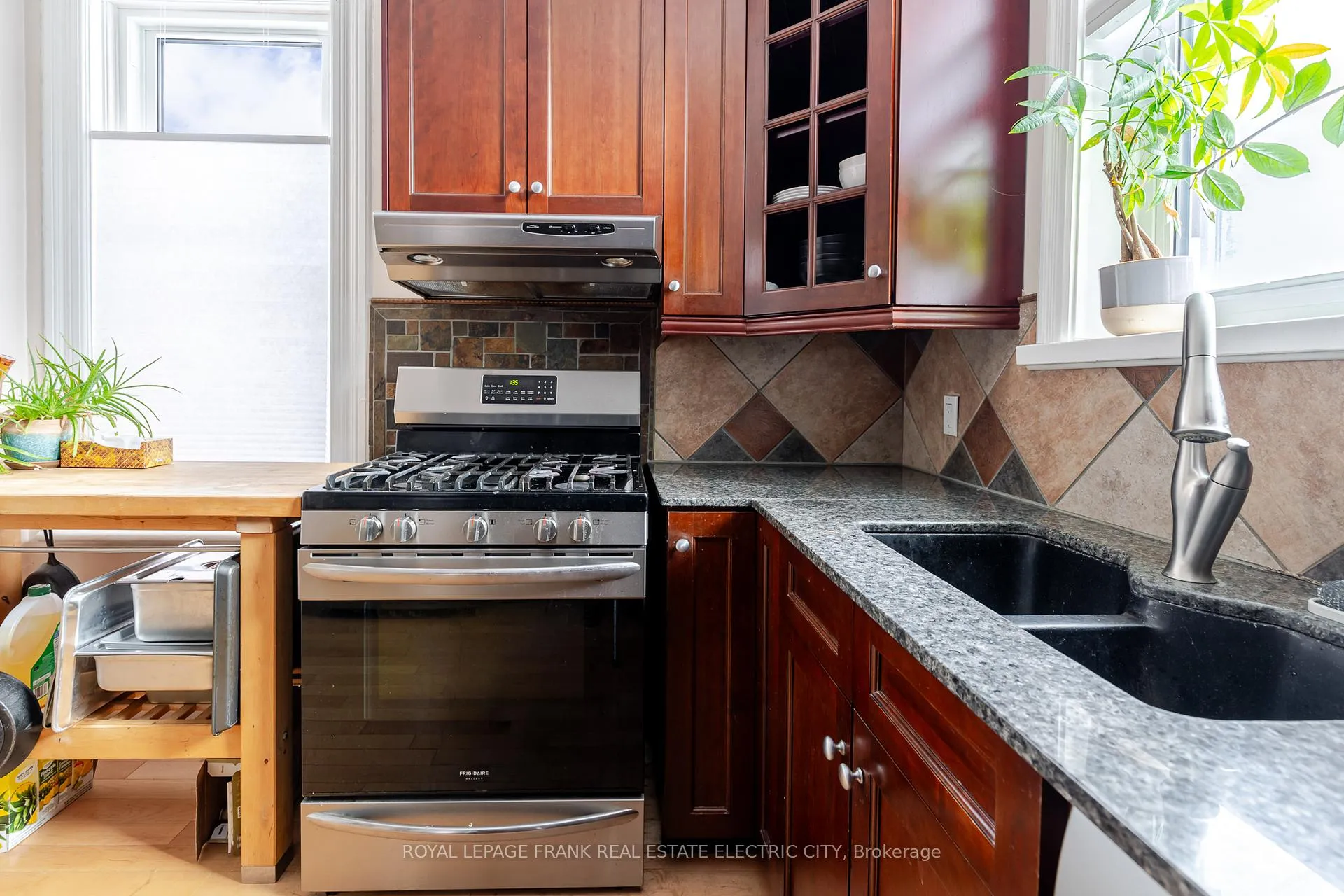 Photo 21 of 598 Sherbrooke Street, Peterborough, Town Ward 3 — HOMEH