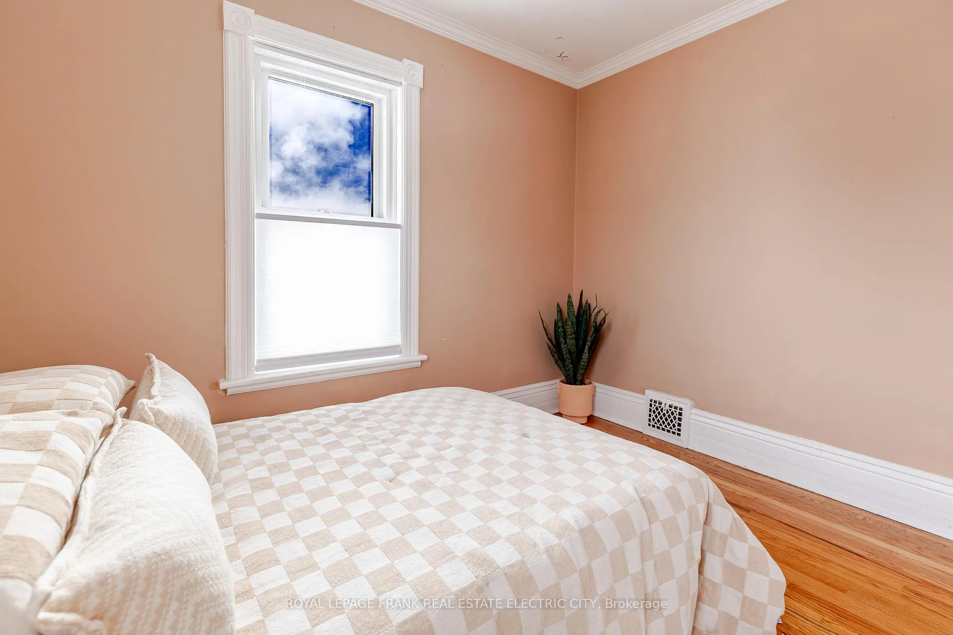 Photo 29 of 598 Sherbrooke Street, Peterborough, Town Ward 3 — HOMEH