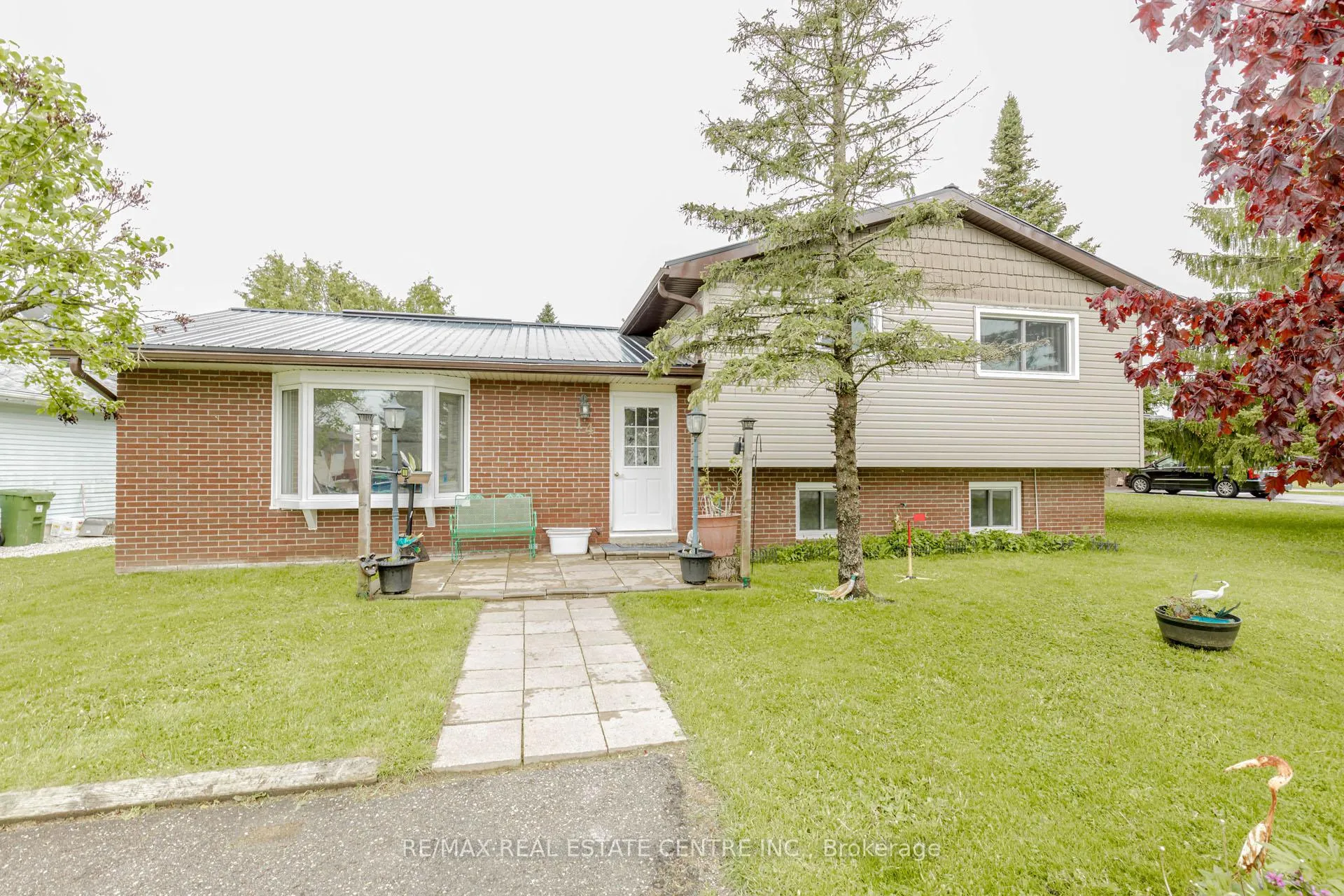 Photo 2 of 14 Pine Court, Southgate — HOMEH