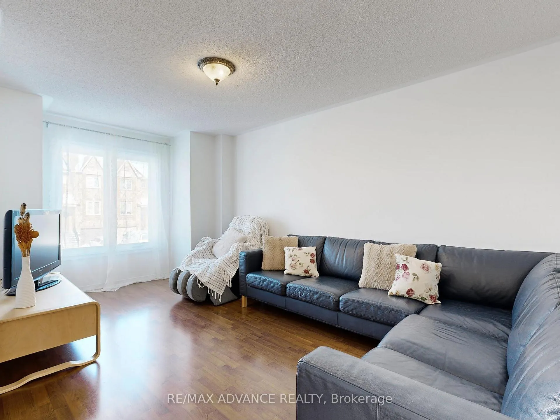 Photo 3 of 67 Kelso Crescent, Vaughan, Maple — HOMEH
