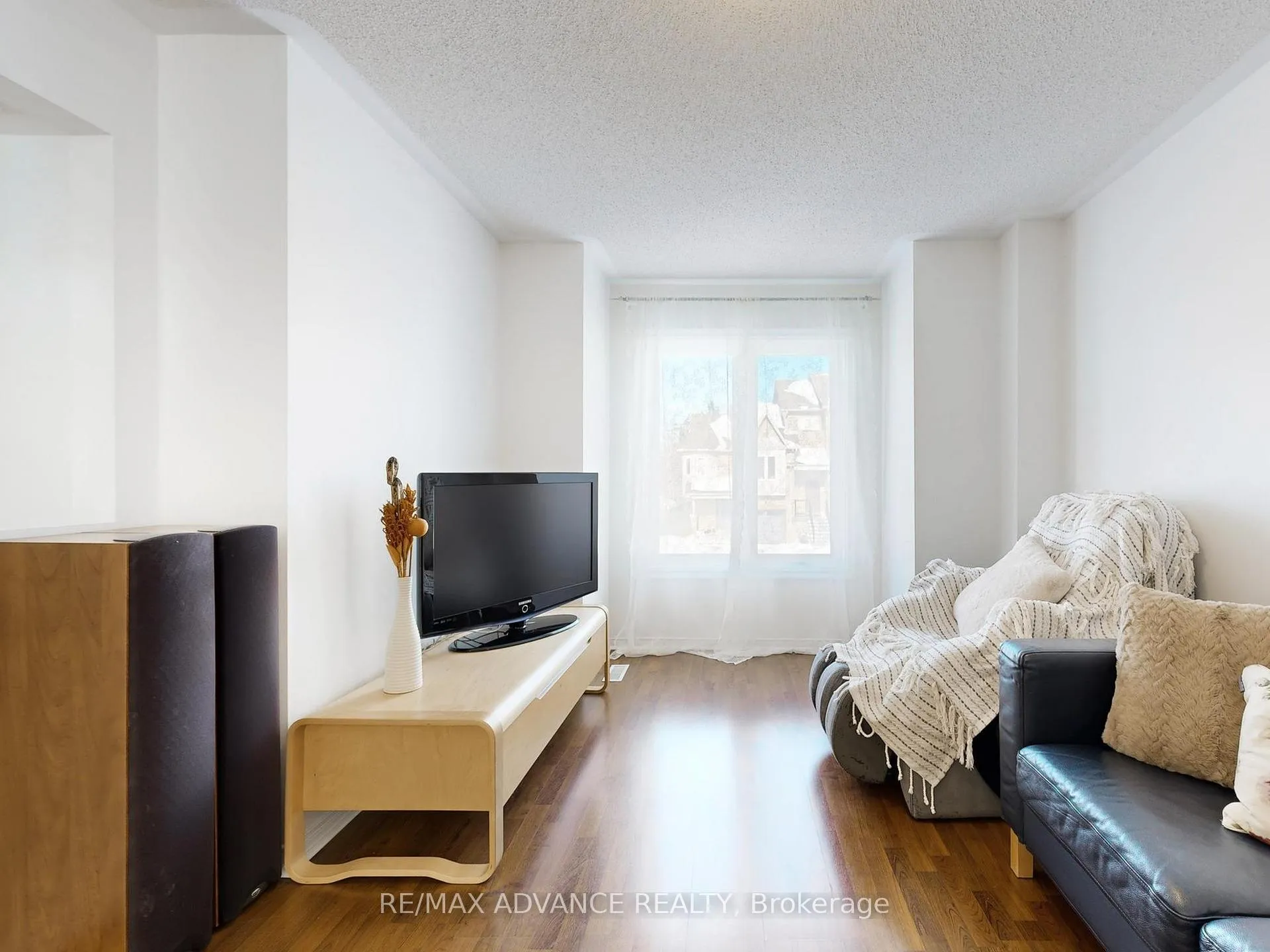 Photo 4 of 67 Kelso Crescent, Vaughan, Maple — HOMEH