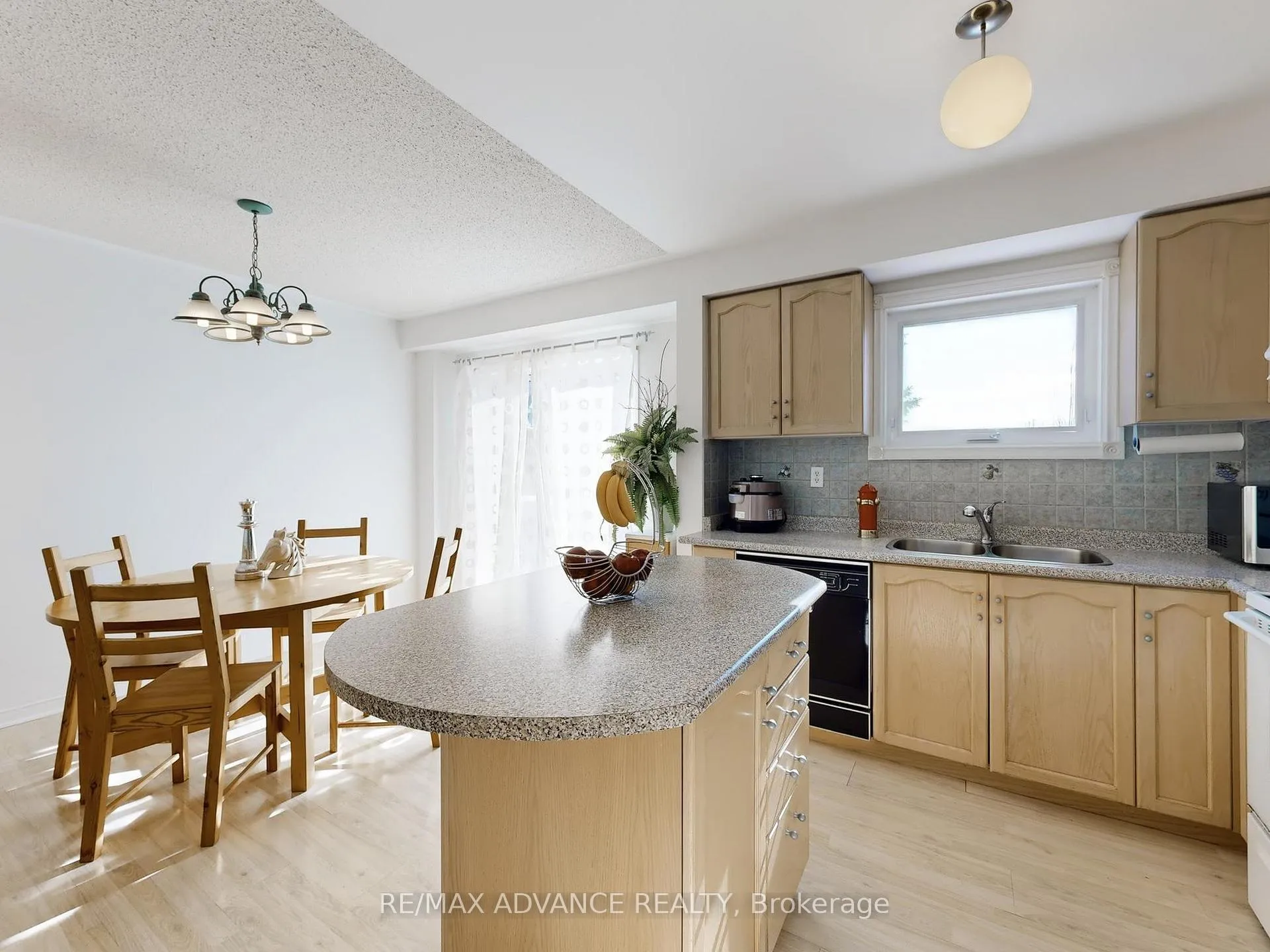 Photo 6 of 67 Kelso Crescent, Vaughan, Maple — HOMEH