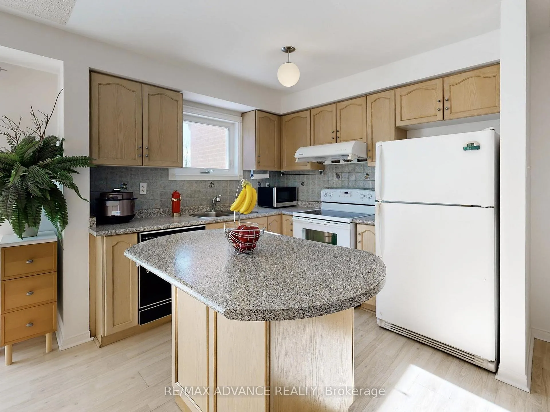 Photo 7 of 67 Kelso Crescent, Vaughan, Maple — HOMEH