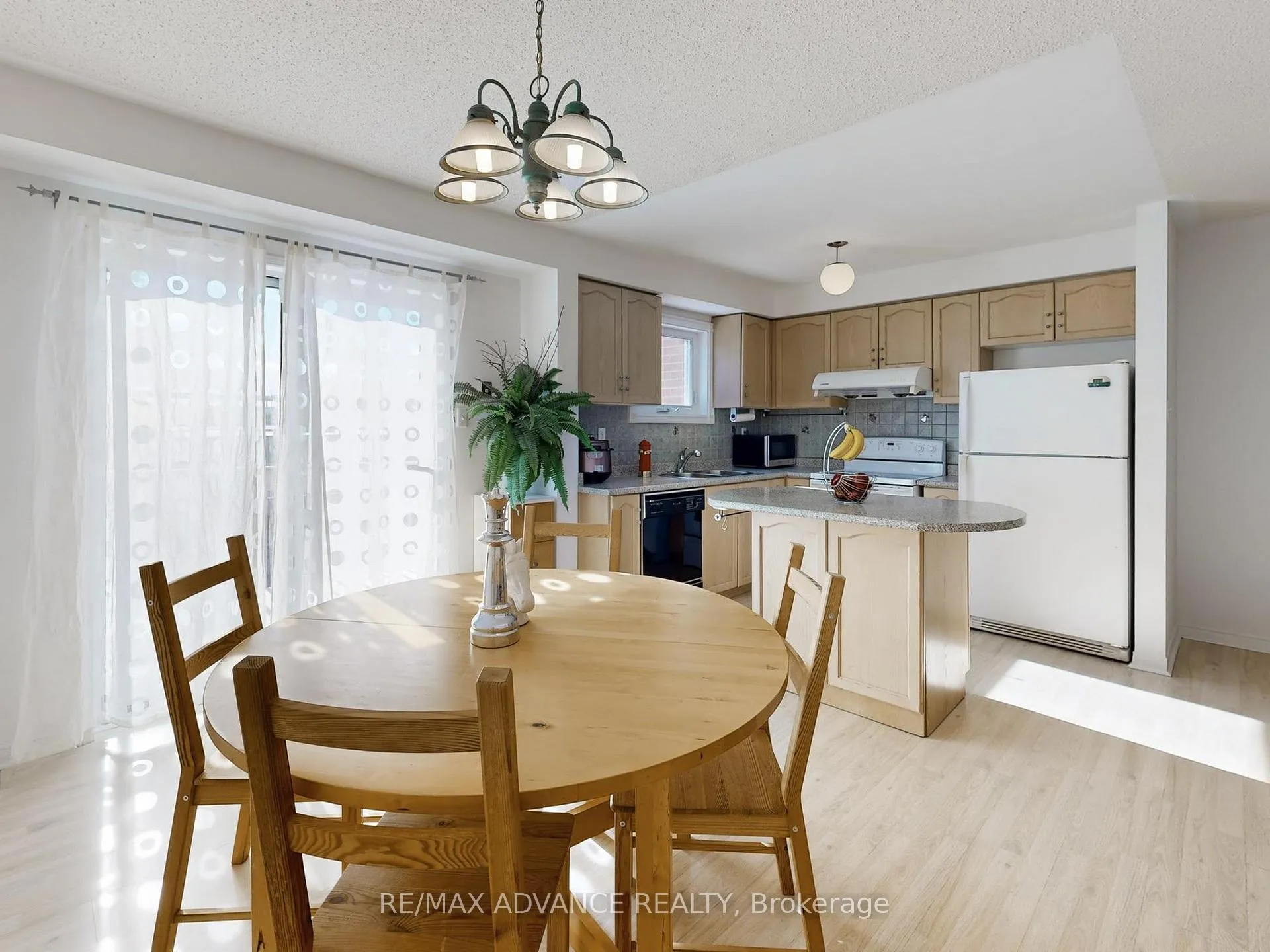 Photo 9 of 67 Kelso Crescent, Vaughan, Maple — HOMEH