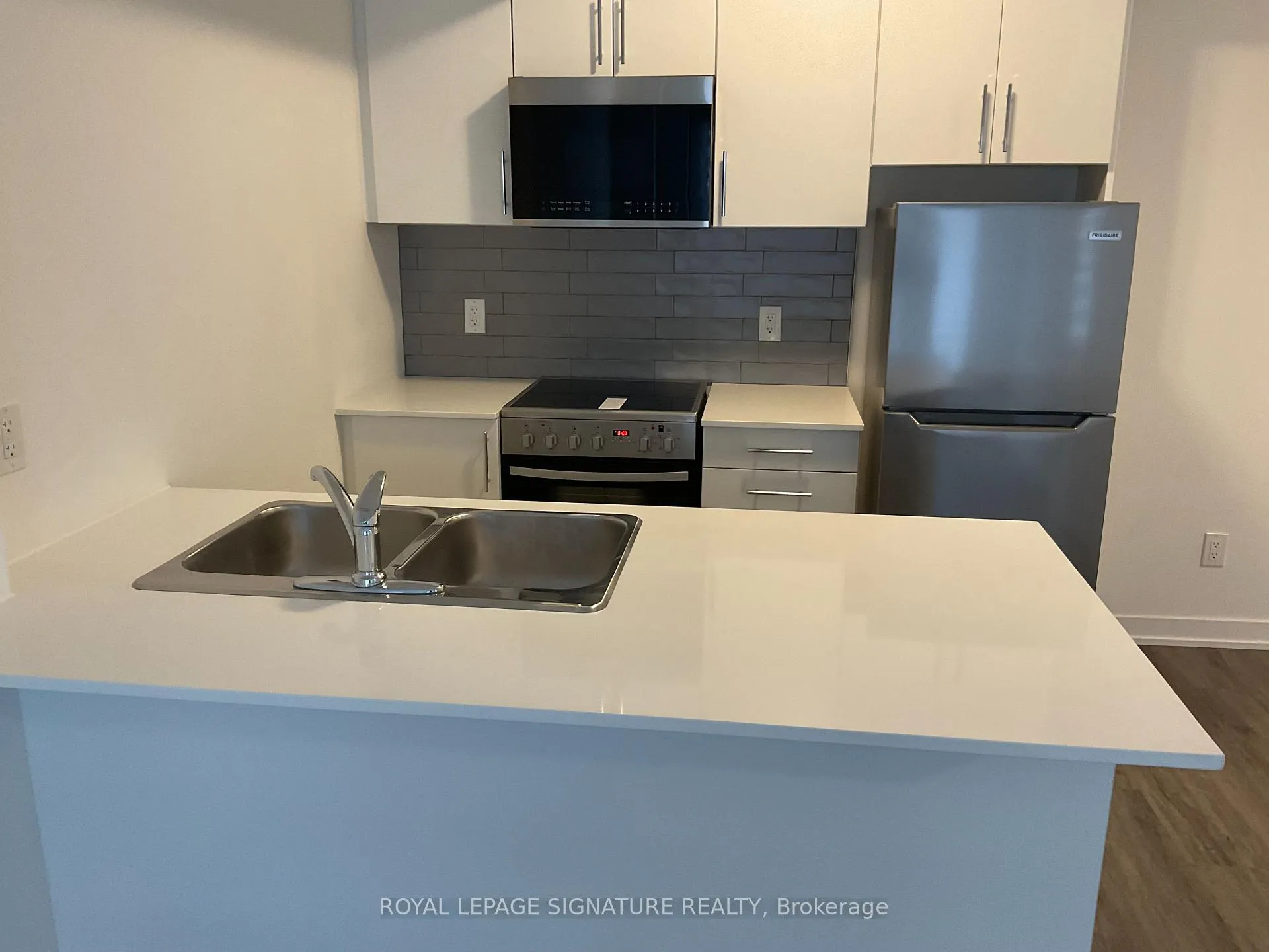 Photo 3 of Unit 4, 16 Marquette Avenue, Toronto, Englemount-Lawrence — HOMEH
