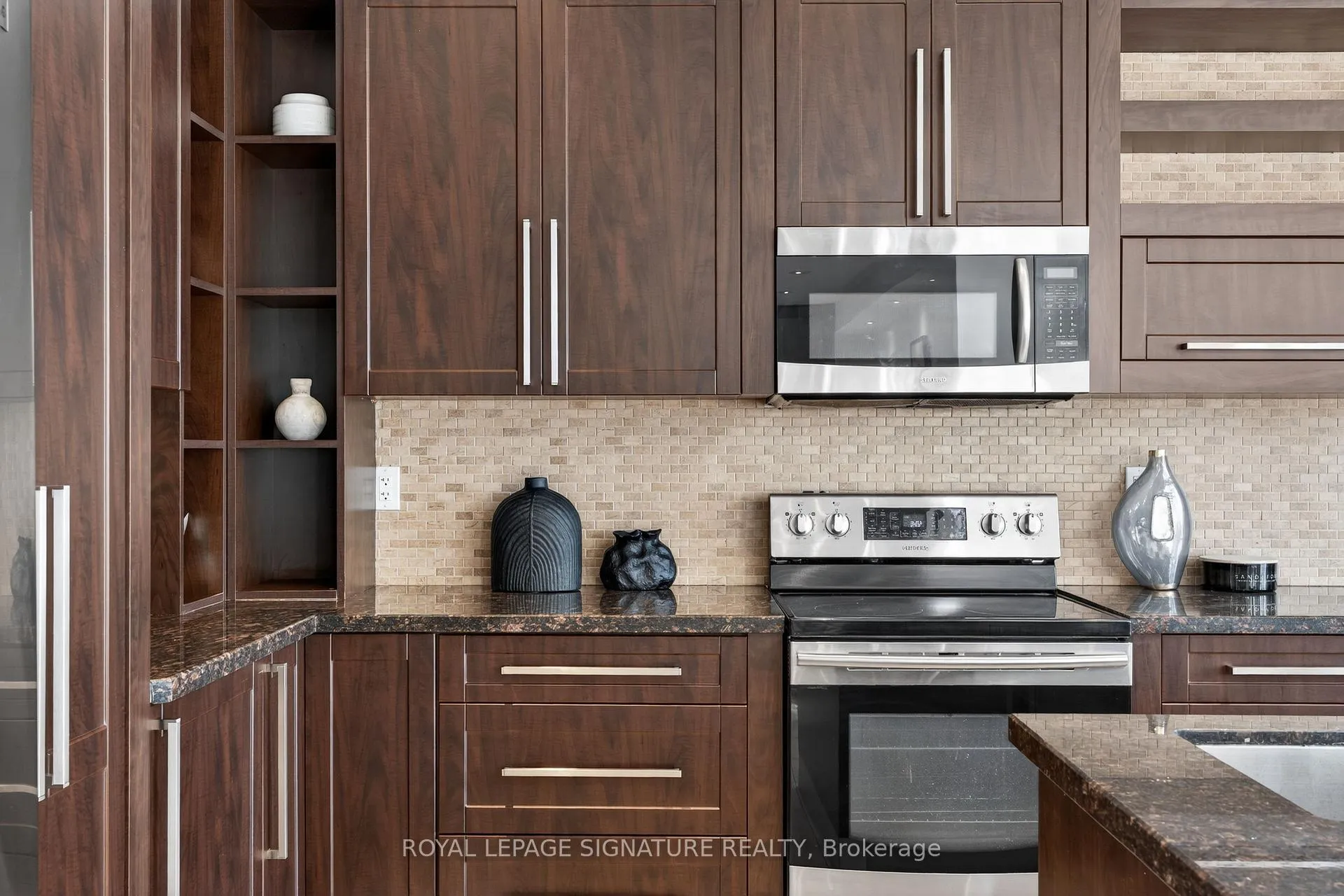 Photo 21 of 34 Gesher Crescent, Vaughan, Patterson — HOMEH