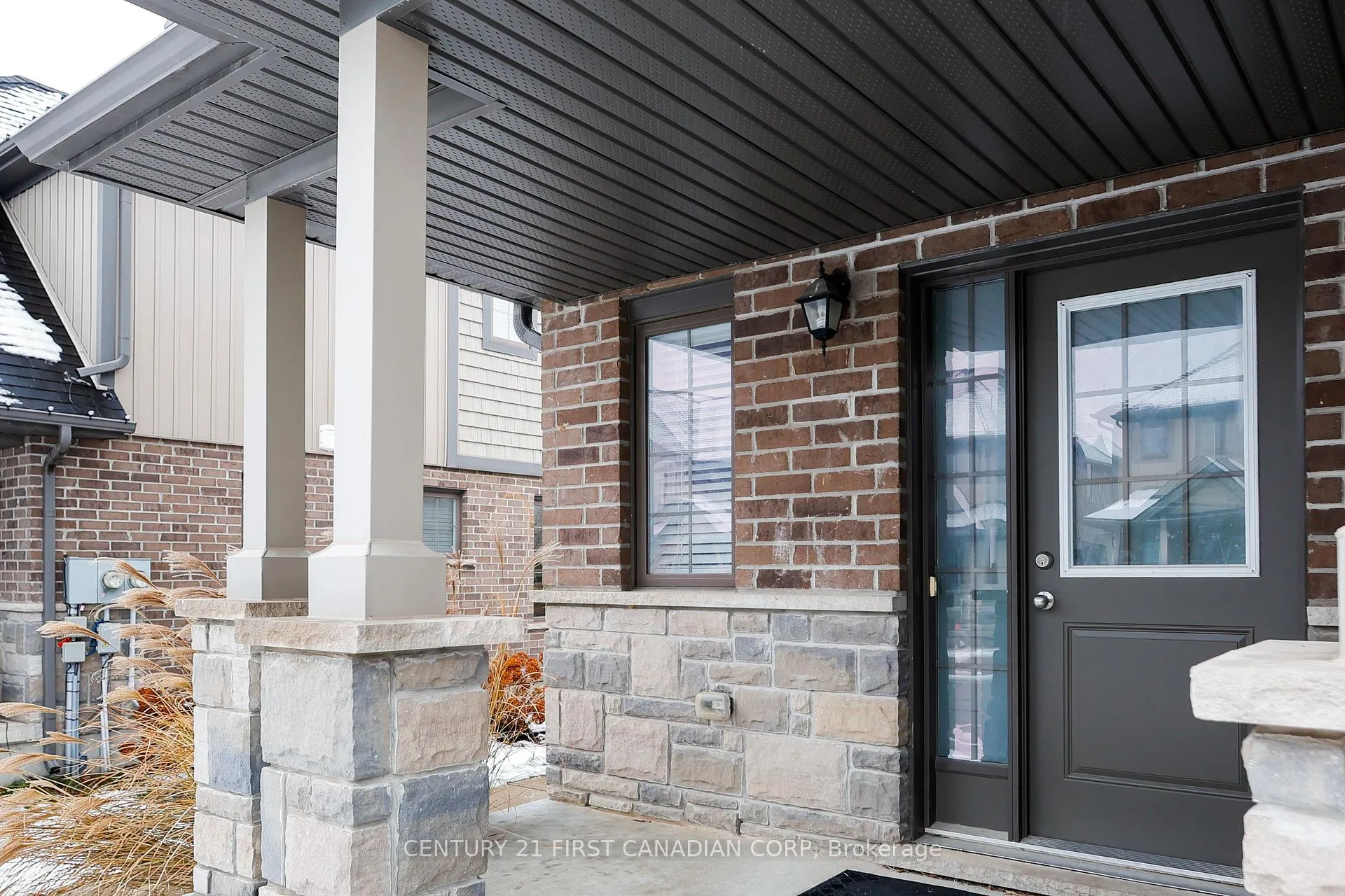 Photo 3 of Unit 9, 2040 Shore Road, London, South A — HOMEH