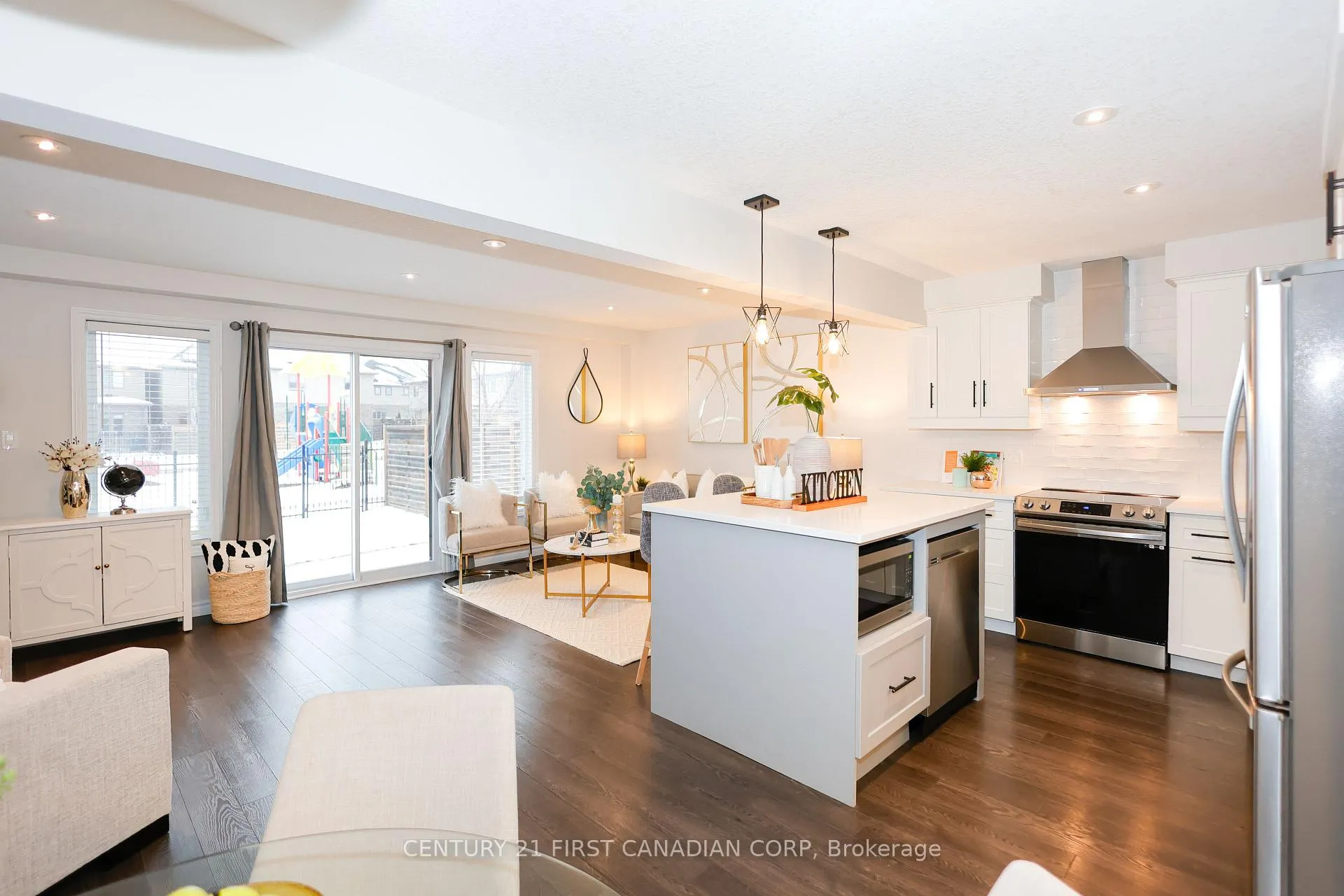 Photo 6 of Unit 9, 2040 Shore Road, London, South A — HOMEH