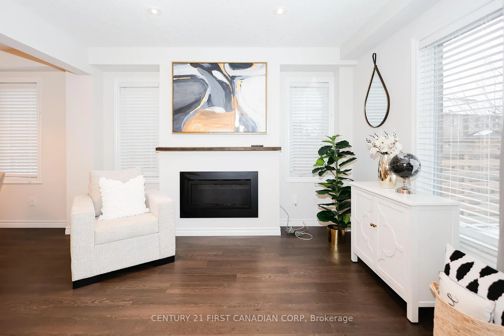 Photo 10 of Unit 9, 2040 Shore Road, London, South A — HOMEH