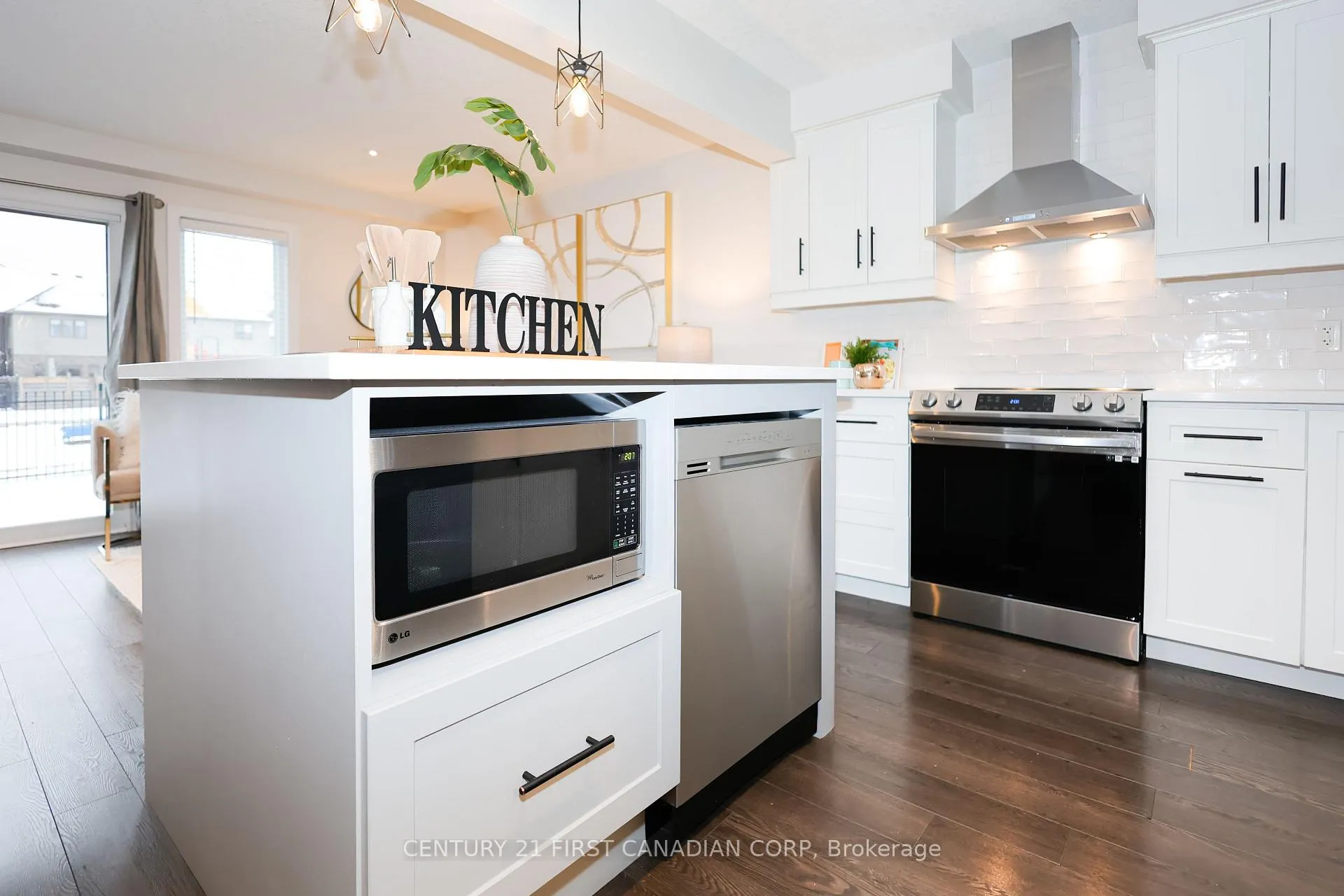 Photo 15 of Unit 9, 2040 Shore Road, London, South A — HOMEH