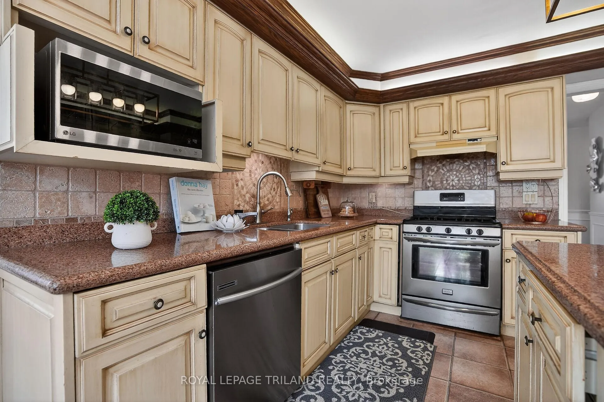 Photo 12 of 71 Chalfont Road, London, North O — HOMEH