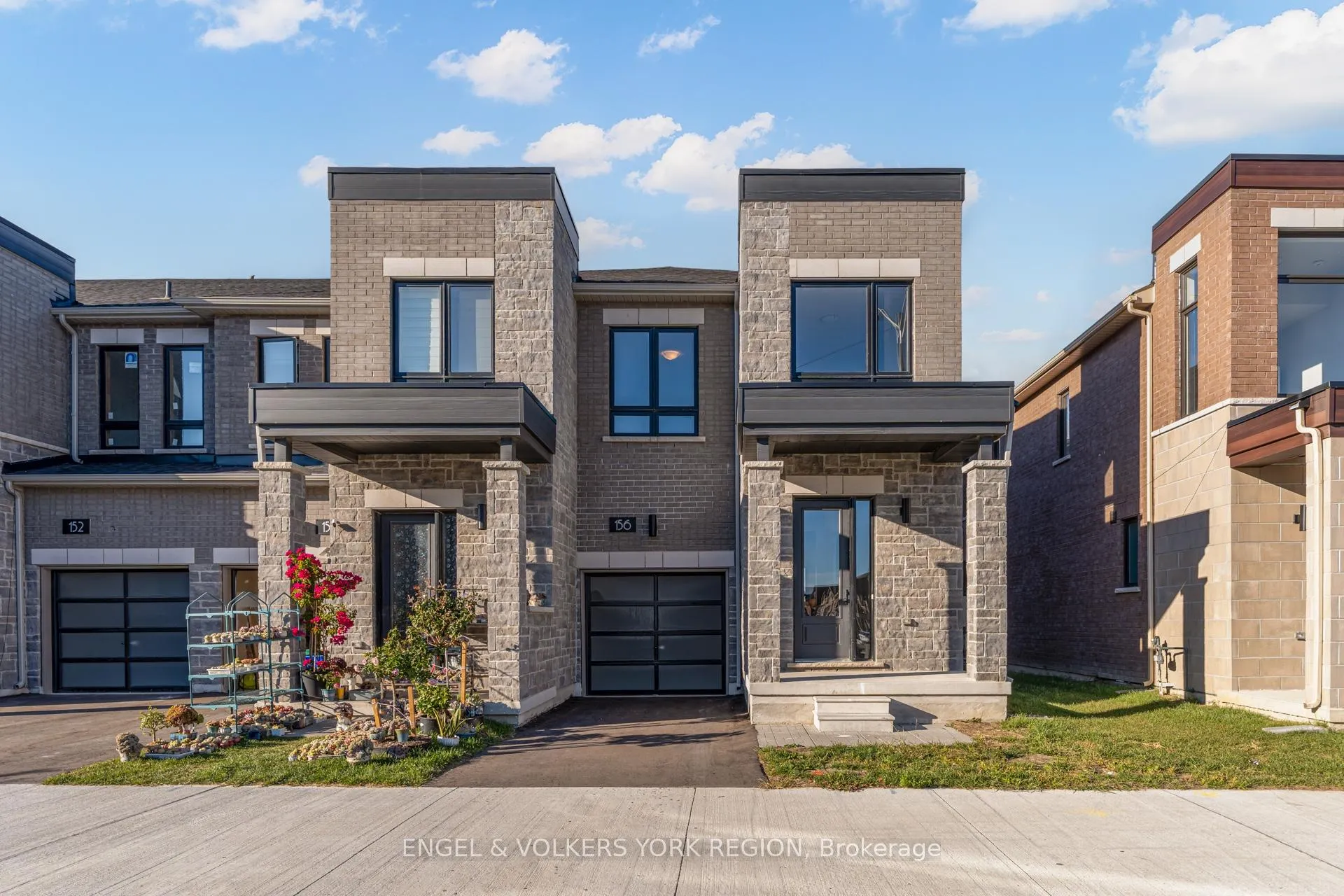 Photo 2 of 156 Mumbai Drive, Markham, Middlefield — HOMEH