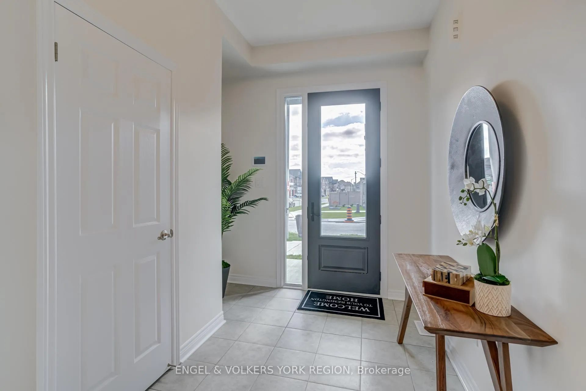 Photo 4 of 156 Mumbai Drive, Markham, Middlefield — HOMEH