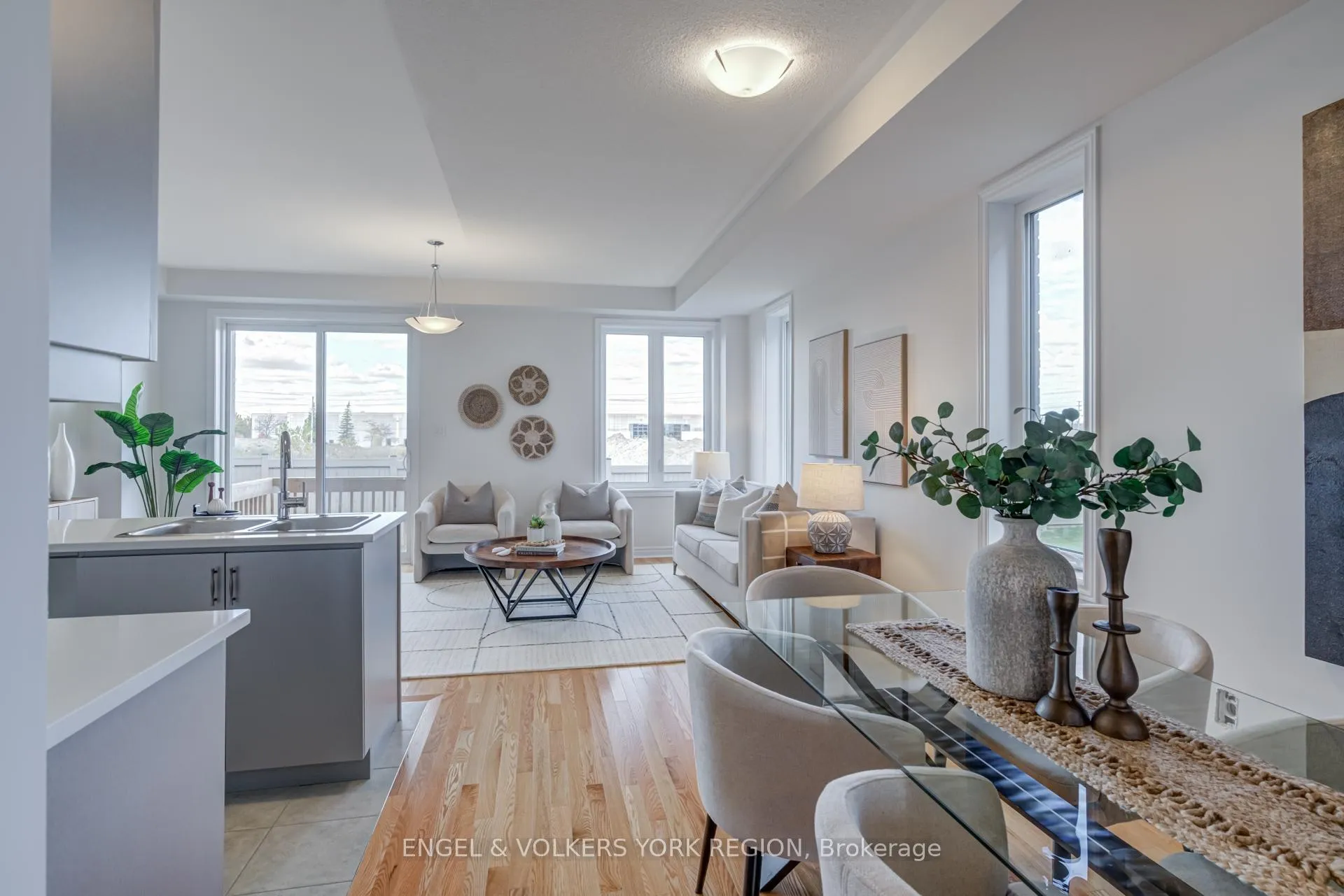 Photo 10 of 156 Mumbai Drive, Markham, Middlefield — HOMEH