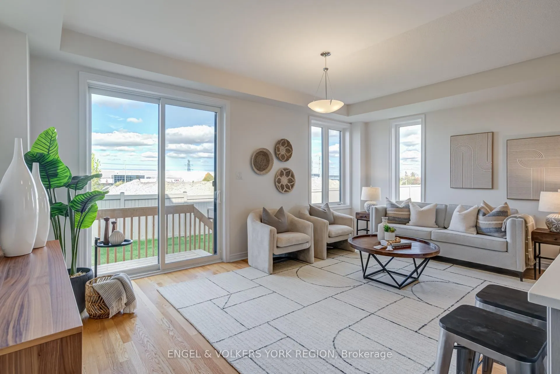 Photo 11 of 156 Mumbai Drive, Markham, Middlefield — HOMEH
