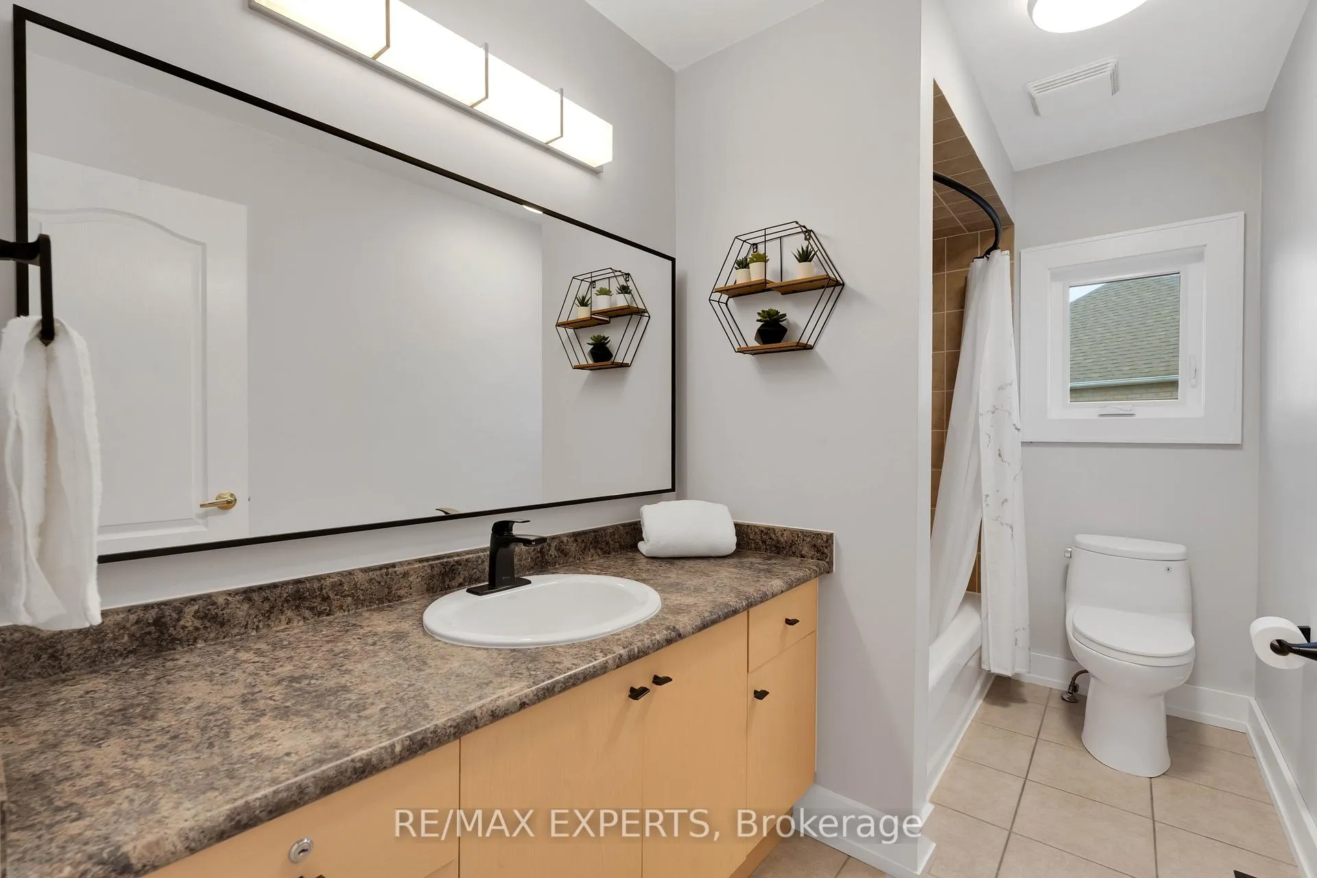 Photo 26 of 18 Flintwood Avenue, Caledon, Bolton West — HOMEH