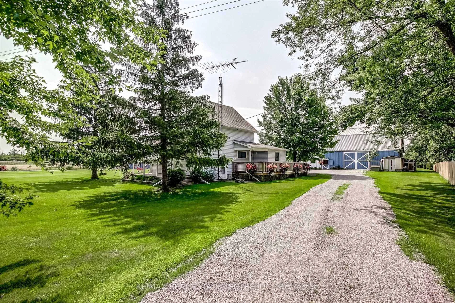 Photo 2 of 755 Chippawa Road, Port Colborne, Bethel — HOMEH