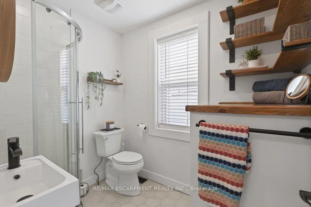 Photo 15 of 19 Huxley Avenue N, Hamilton, Crown Point — HOMEH