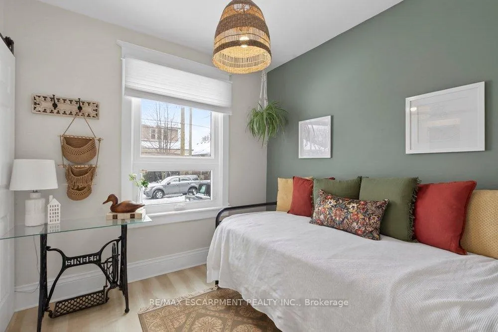 Photo 17 of 19 Huxley Avenue N, Hamilton, Crown Point — HOMEH