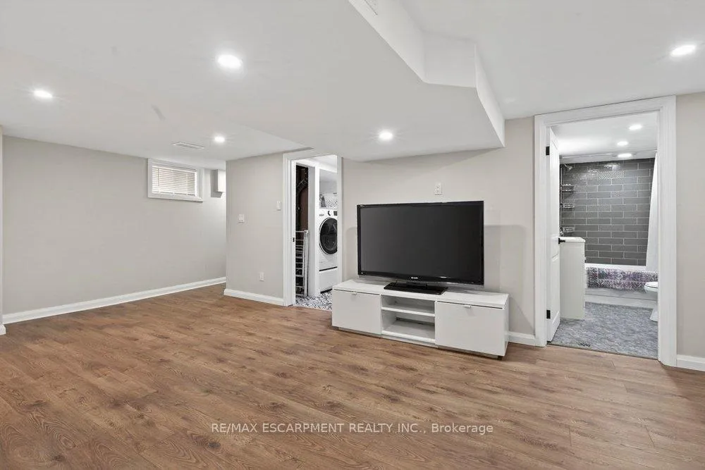 Photo 21 of 19 Huxley Avenue N, Hamilton, Crown Point — HOMEH