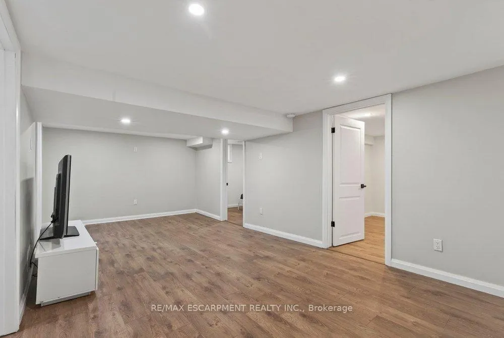 Photo 22 of 19 Huxley Avenue N, Hamilton, Crown Point — HOMEH