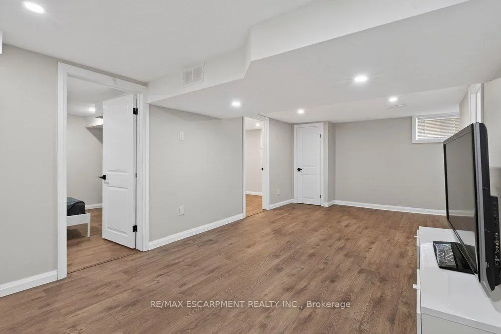 Photo 23 of 19 Huxley Avenue N, Hamilton, Crown Point — HOMEH