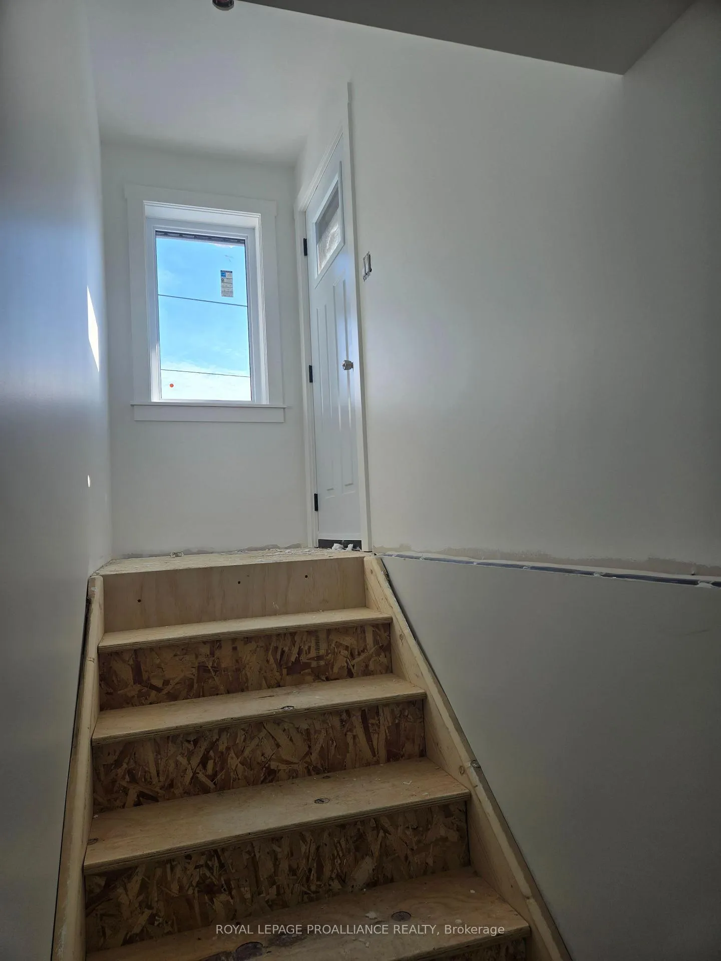 Photo 4 of Unit 3, 92 Lywood Street, Belleville, Thurlow Ward — HOMEH