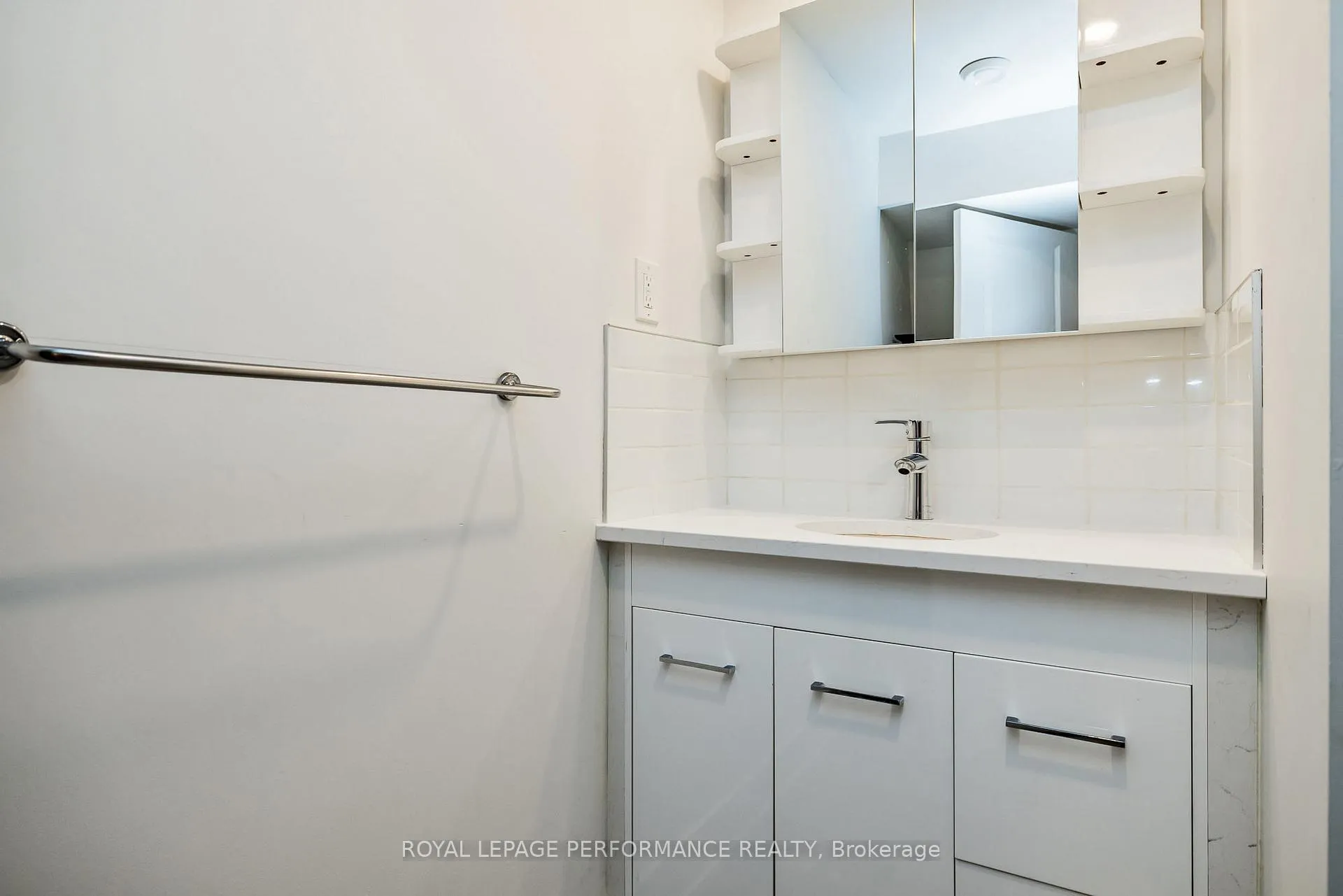 Photo 19 of Unit B, 36 Largo Crescent, Ottawa, Meadowlands/Crestview — HOMEH