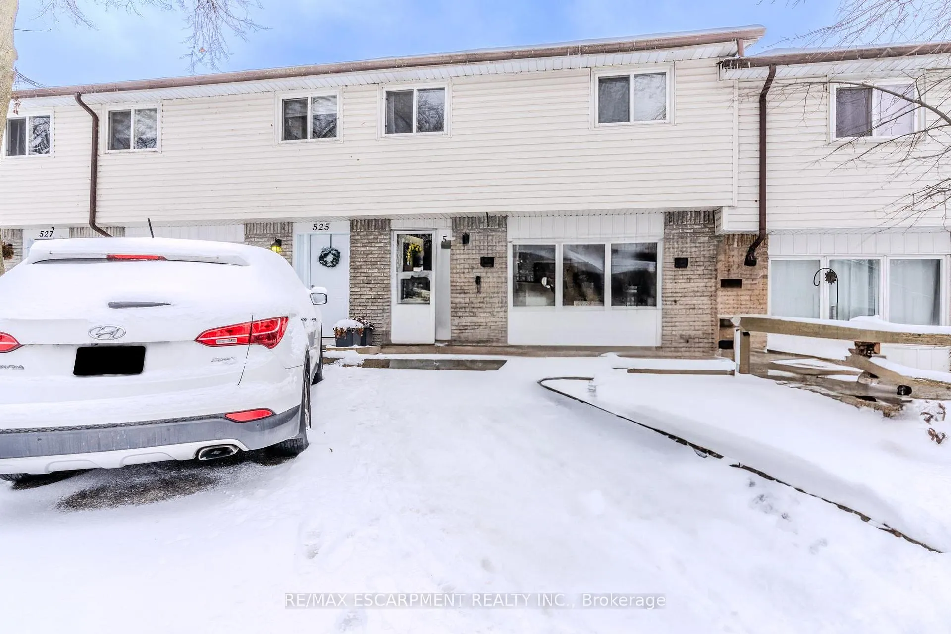 Front of Unit 9, 523 Parkview Crescent