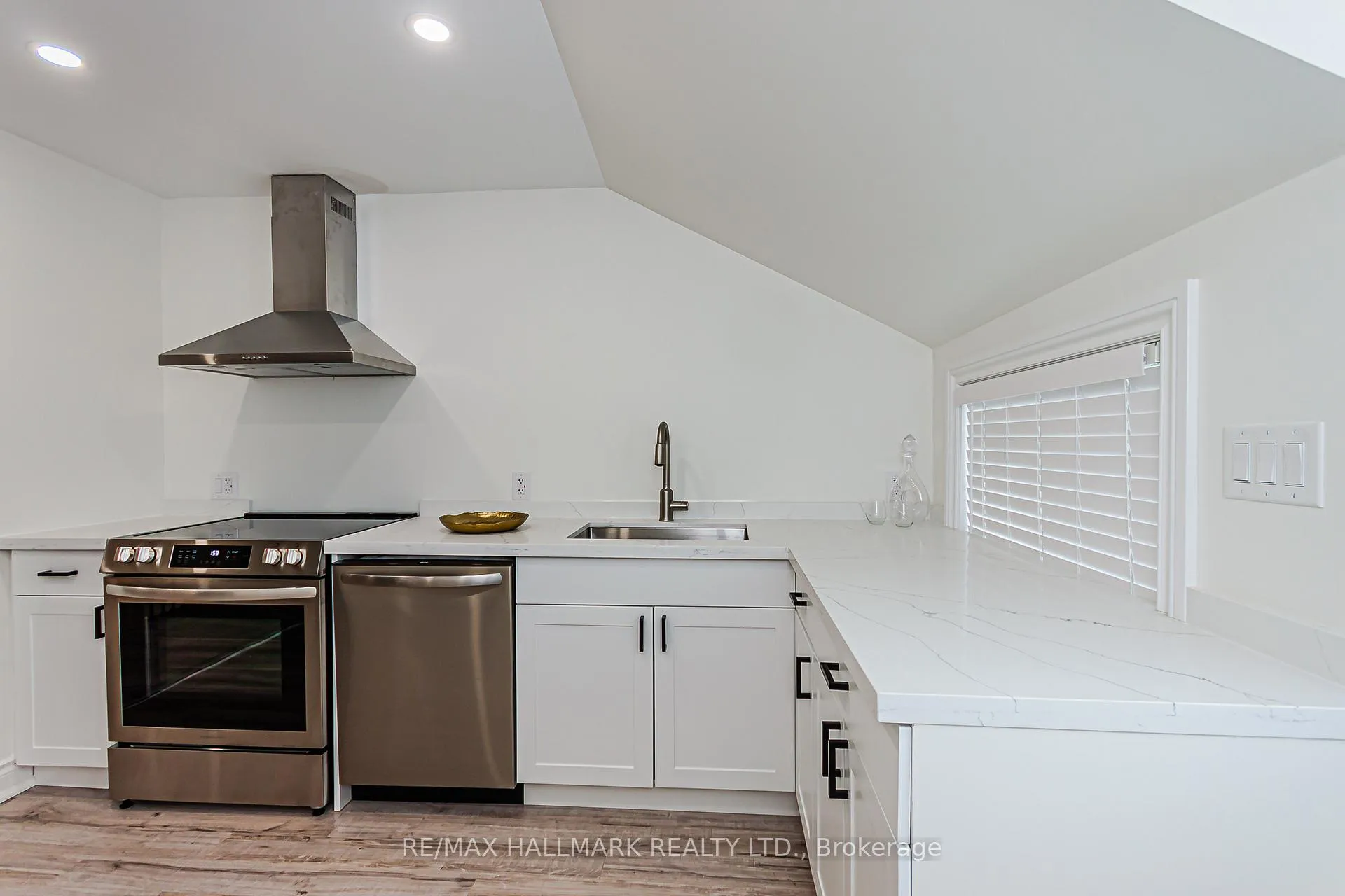 Photo 8 of Unit 2, 930 Lake Drive E, Georgina, Sutton & Jackson's Point — HOMEH