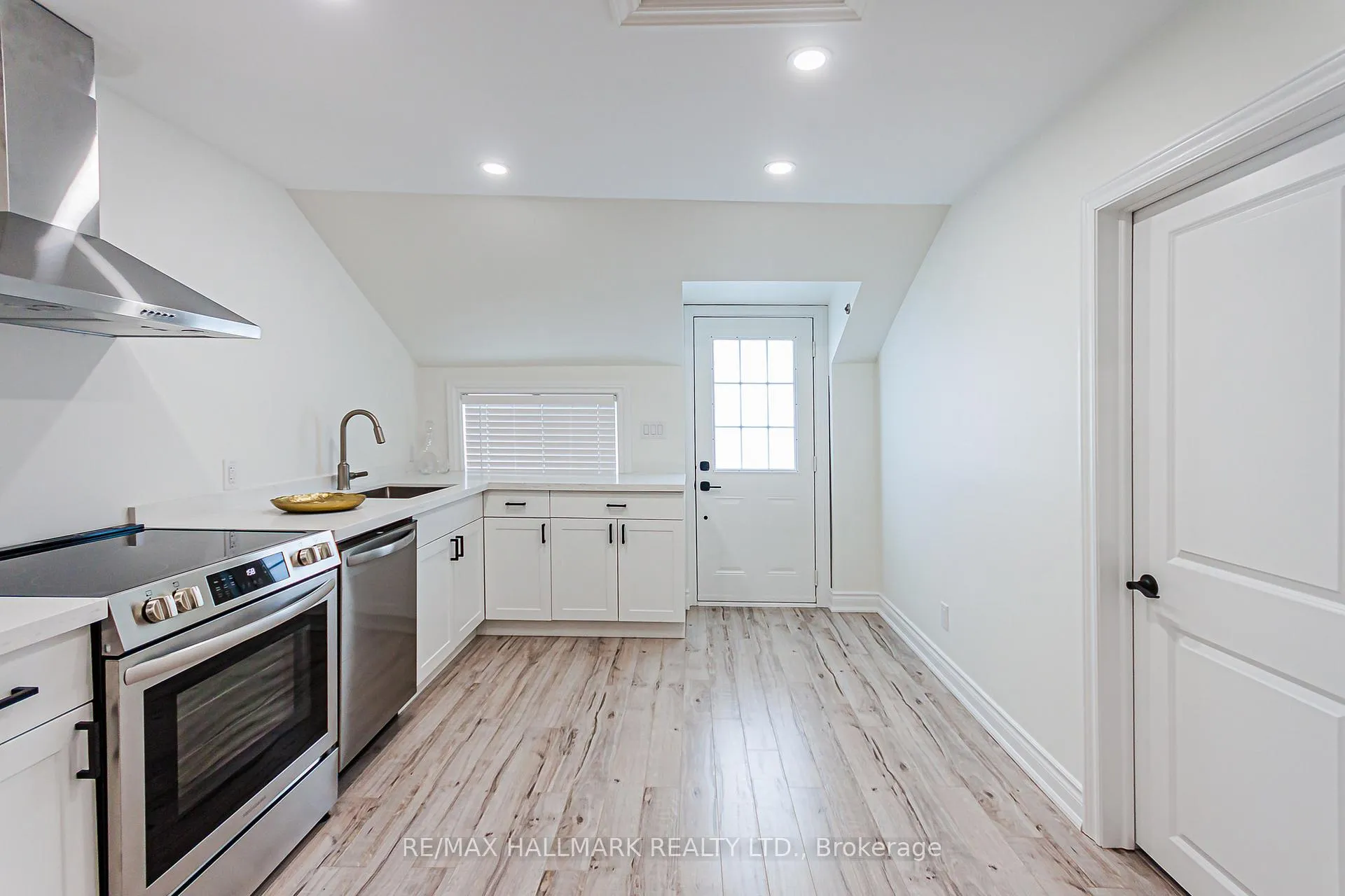 Photo 11 of Unit 2, 930 Lake Drive E, Georgina, Sutton & Jackson's Point — HOMEH