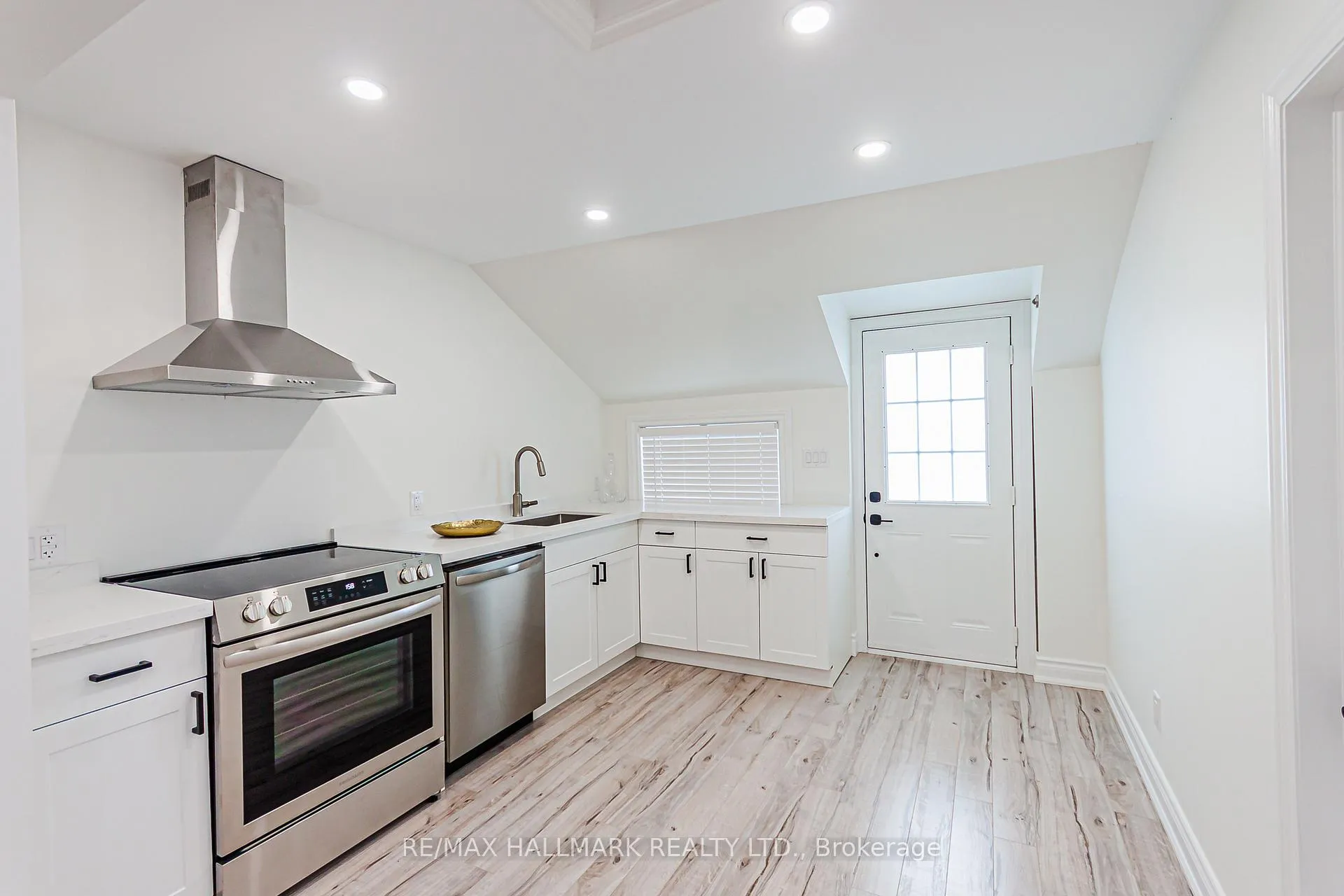 Photo 12 of Unit 2, 930 Lake Drive E, Georgina, Sutton & Jackson's Point — HOMEH