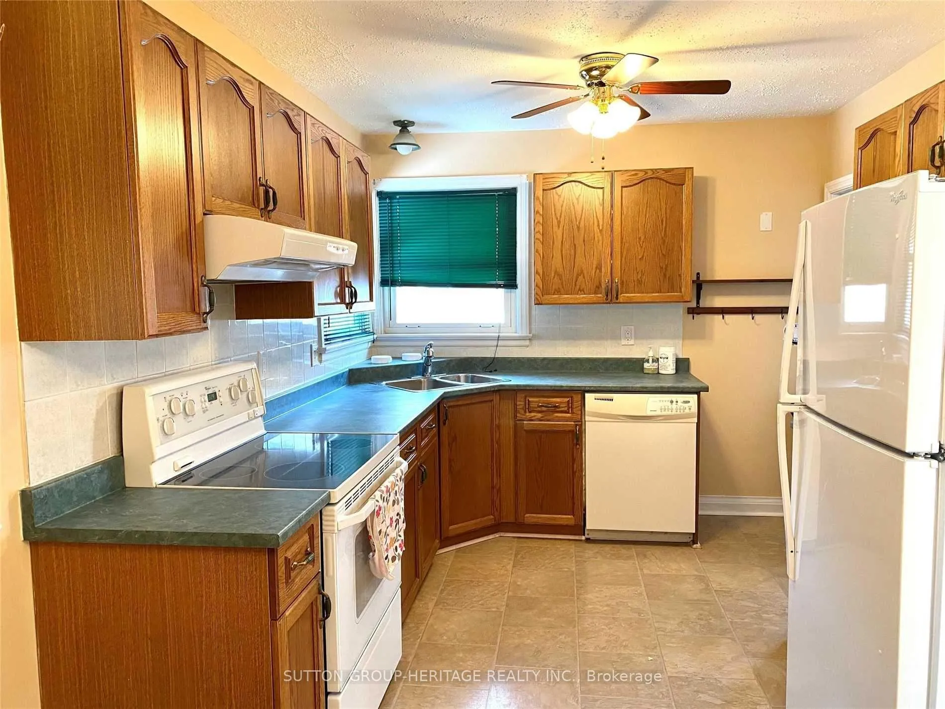 Photo 3 of 49 Grassmere Court, Oshawa, Lakeview — HOMEH