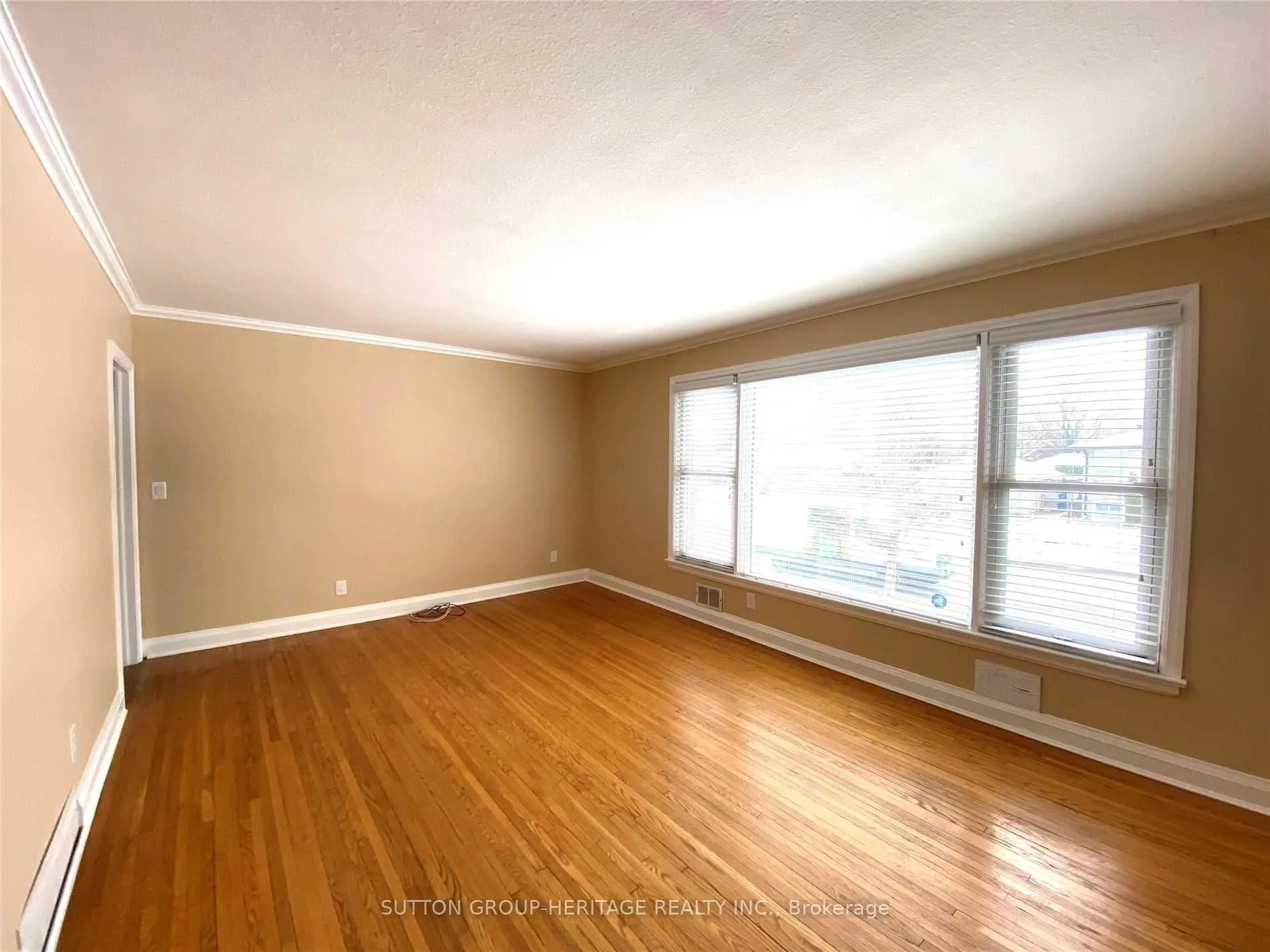 Photo 5 of 49 Grassmere Court, Oshawa, Lakeview — HOMEH