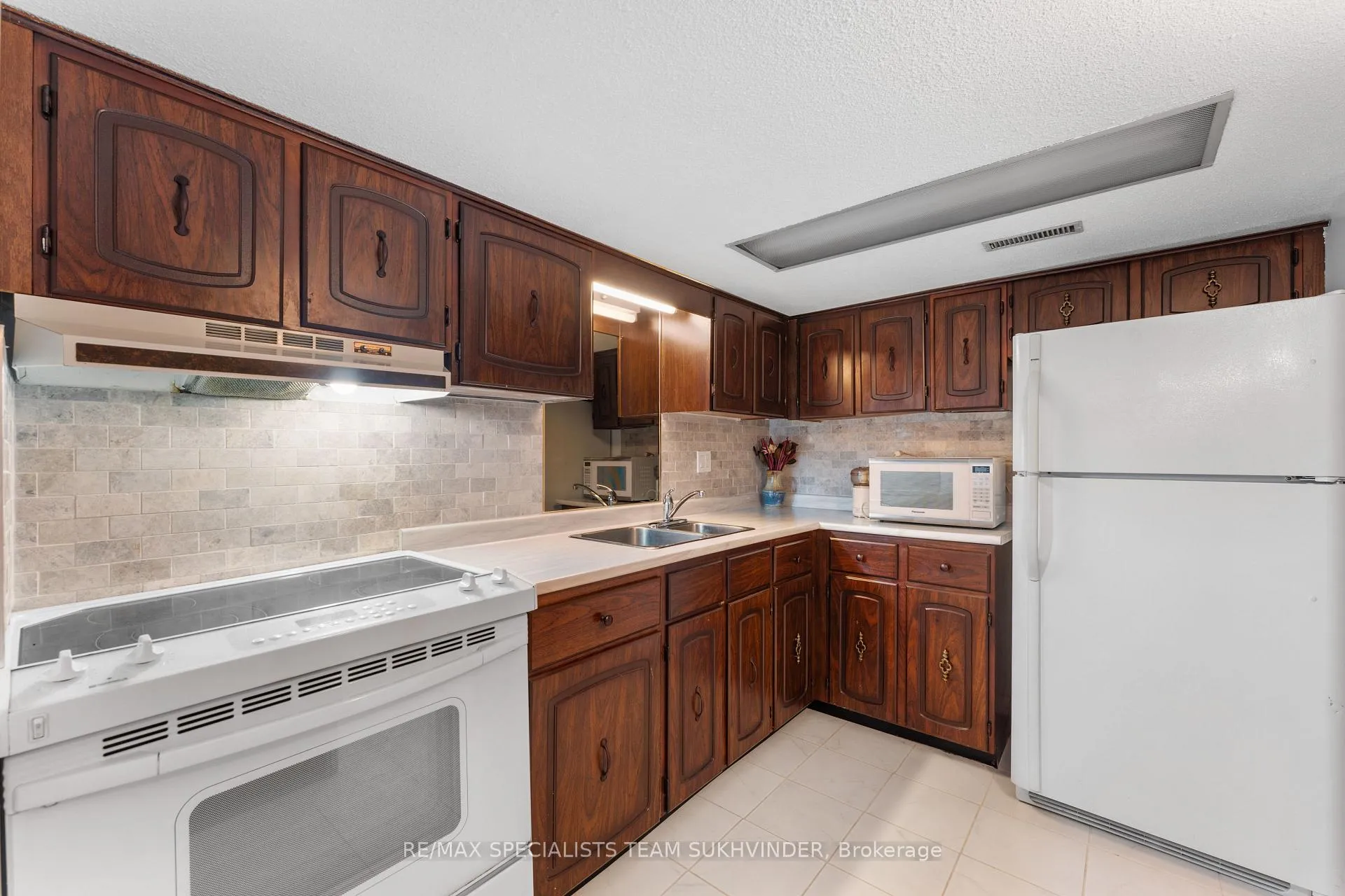 Photo 8 of 445 Warren Road, King, King City — HOMEH