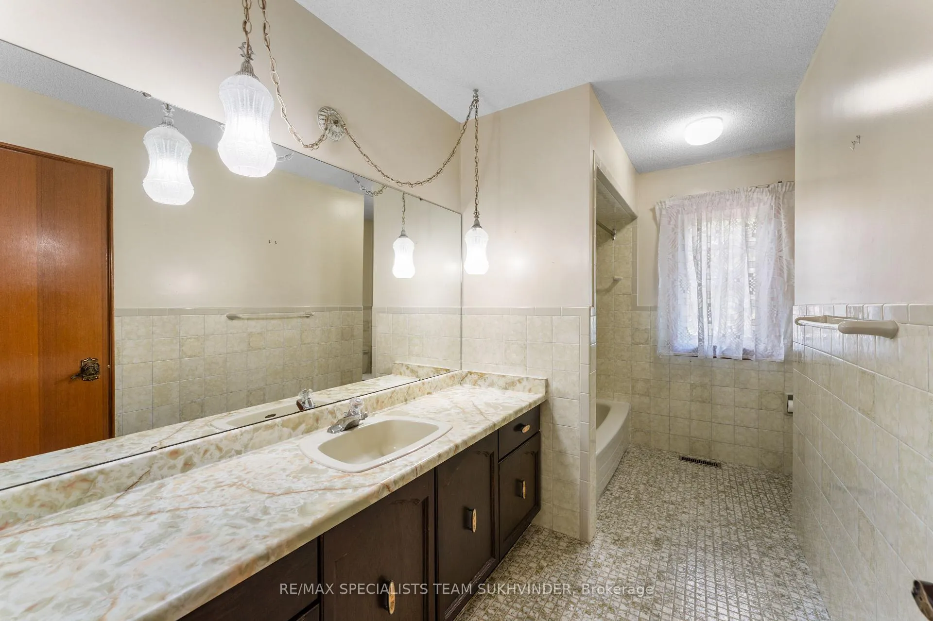 Photo 12 of 445 Warren Road, King, King City — HOMEH