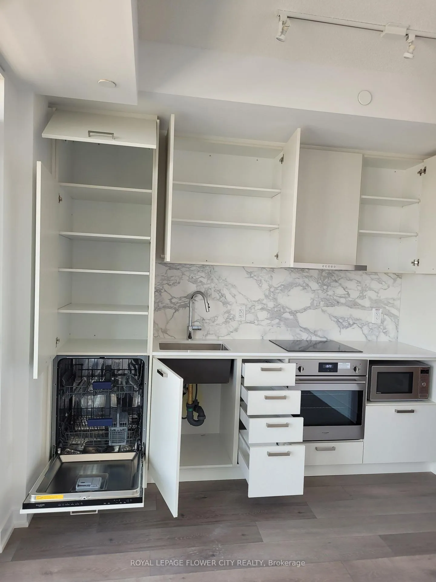 Photo 4 of Unit 1517, 38 Honeycrisp Crescent, Vaughan, Vaughan Corporate Centre — HOMEH