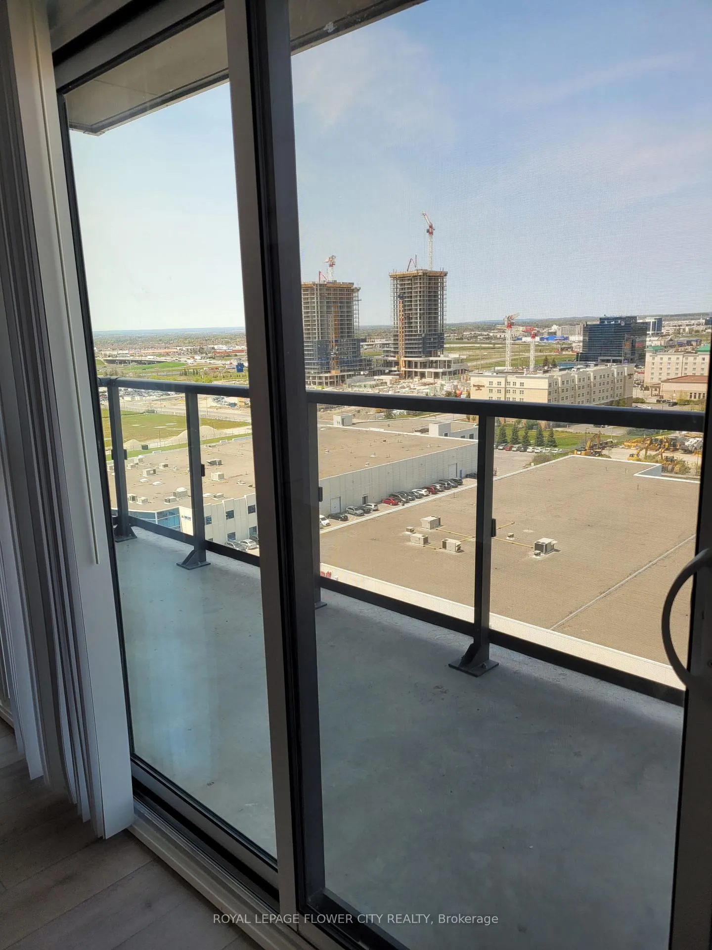 Photo 5 of Unit 1517, 38 Honeycrisp Crescent, Vaughan, Vaughan Corporate Centre — HOMEH