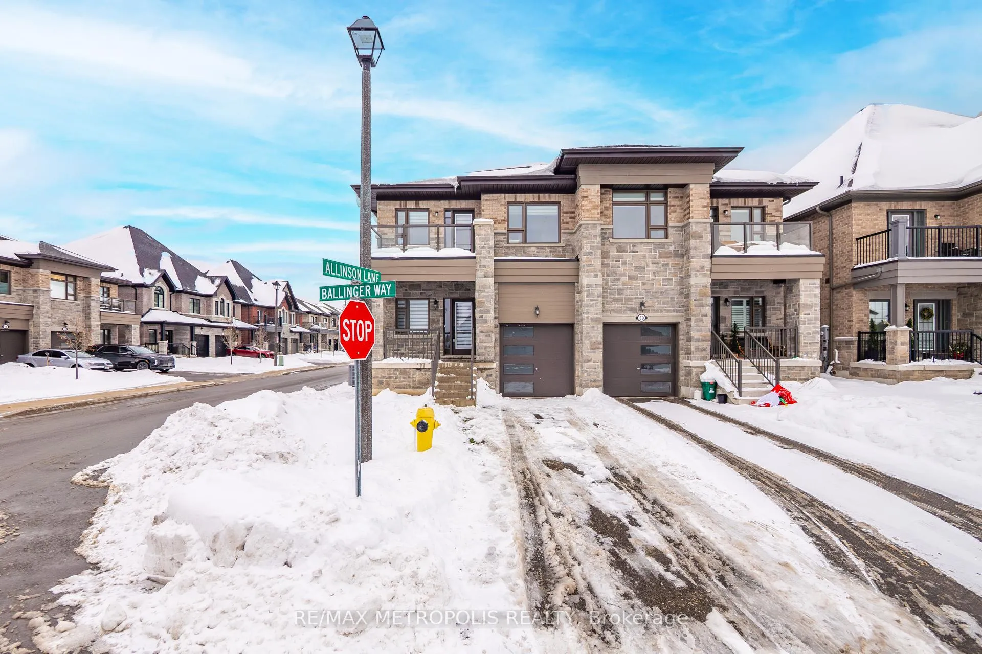 Photo 2 of 32 Ballinger Way, Uxbridge — HOMEH