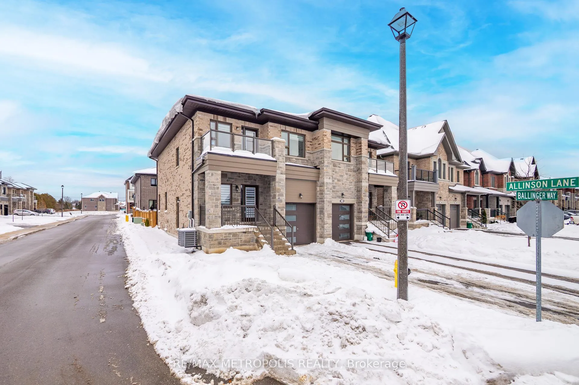 Photo 3 of 32 Ballinger Way, Uxbridge — HOMEH