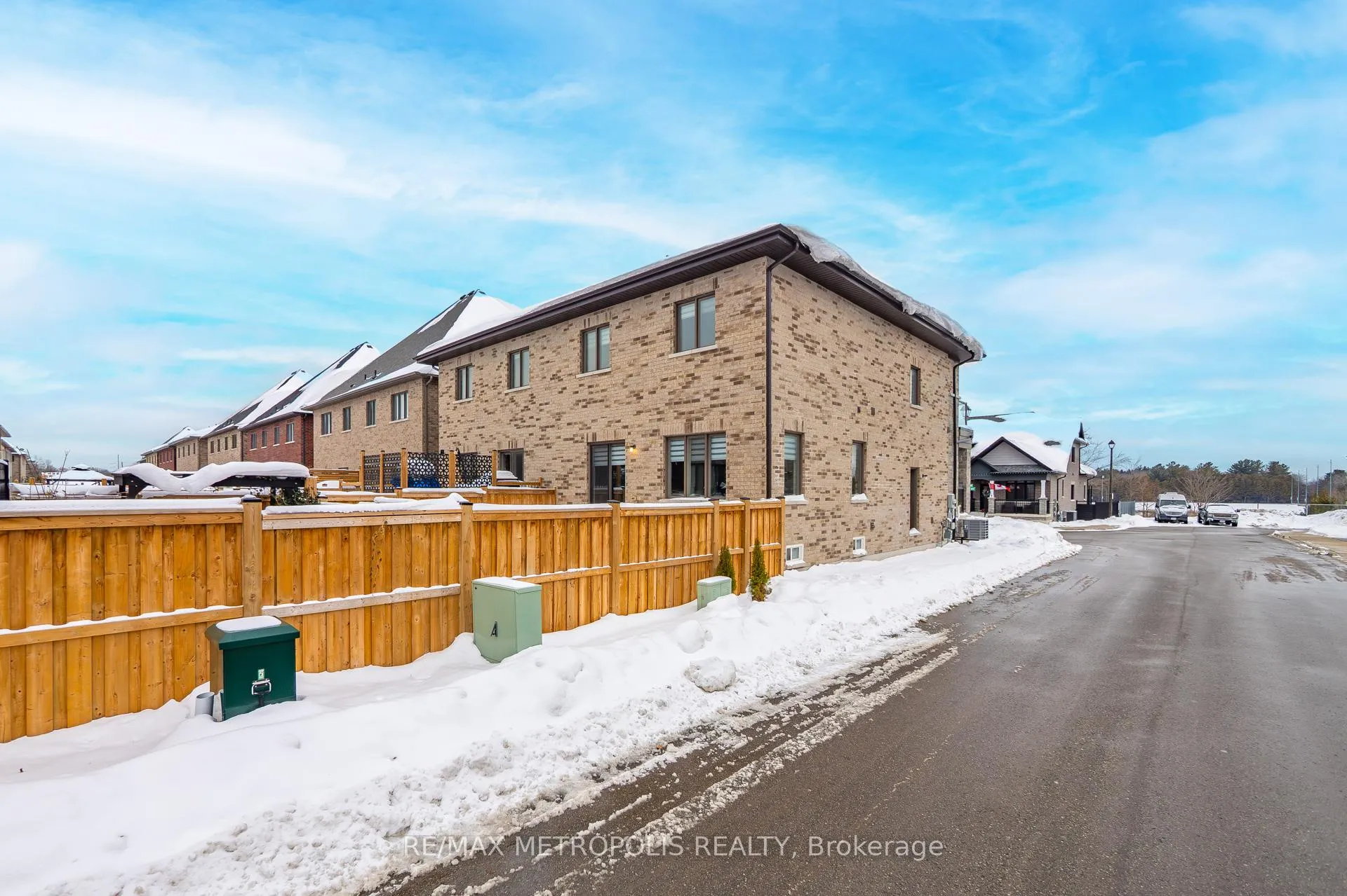Photo 4 of 32 Ballinger Way, Uxbridge — HOMEH