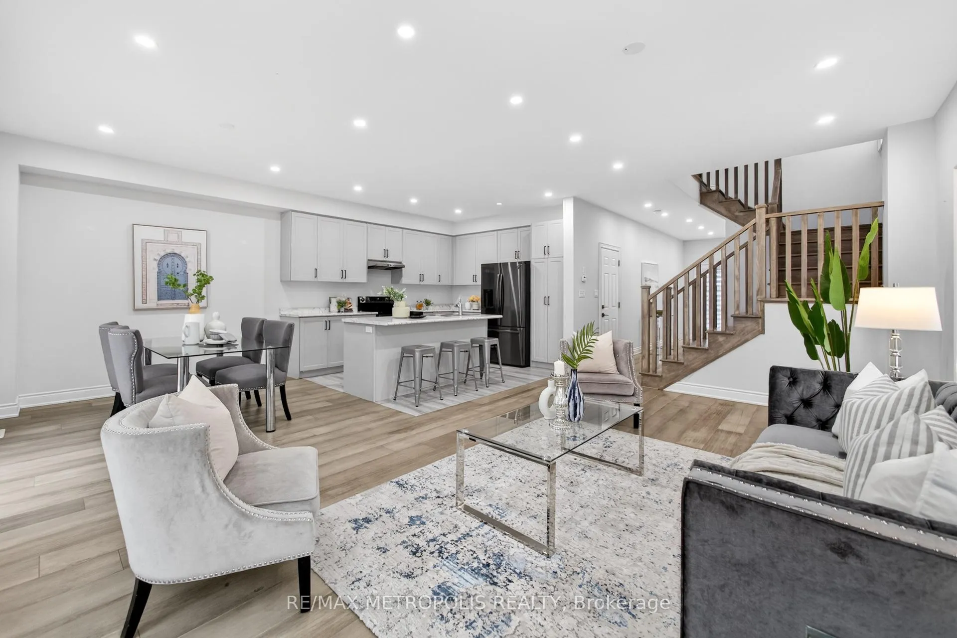 Photo 13 of 32 Ballinger Way, Uxbridge — HOMEH