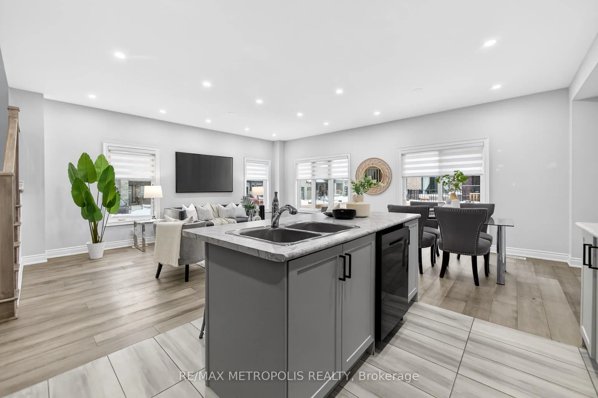 Photo 22 of 32 Ballinger Way, Uxbridge — HOMEH