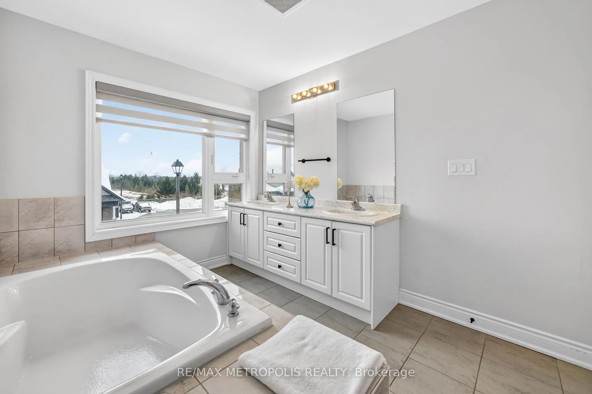 Photo 31 of 32 Ballinger Way, Uxbridge — HOMEH